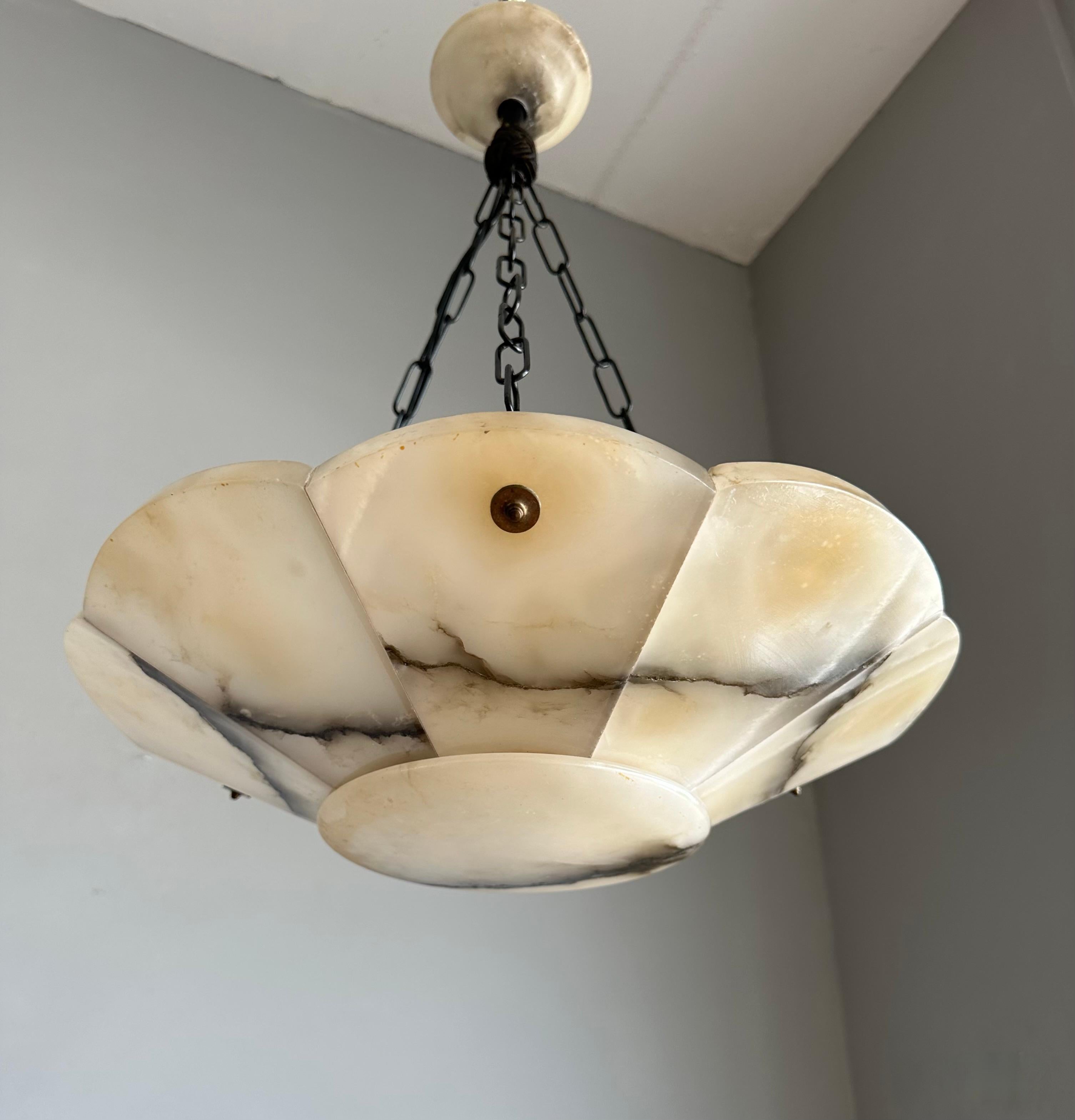 Lampadario Art Deco in ottime condizioni, con paralume a fiore stilizzato e baldacchino perfetto.

Grazie alle sue buone dimensioni e alle sue superbe condizioni, questo lampadario in alabastro illuminerà le tue giornate e le tue serate. Il tutto è