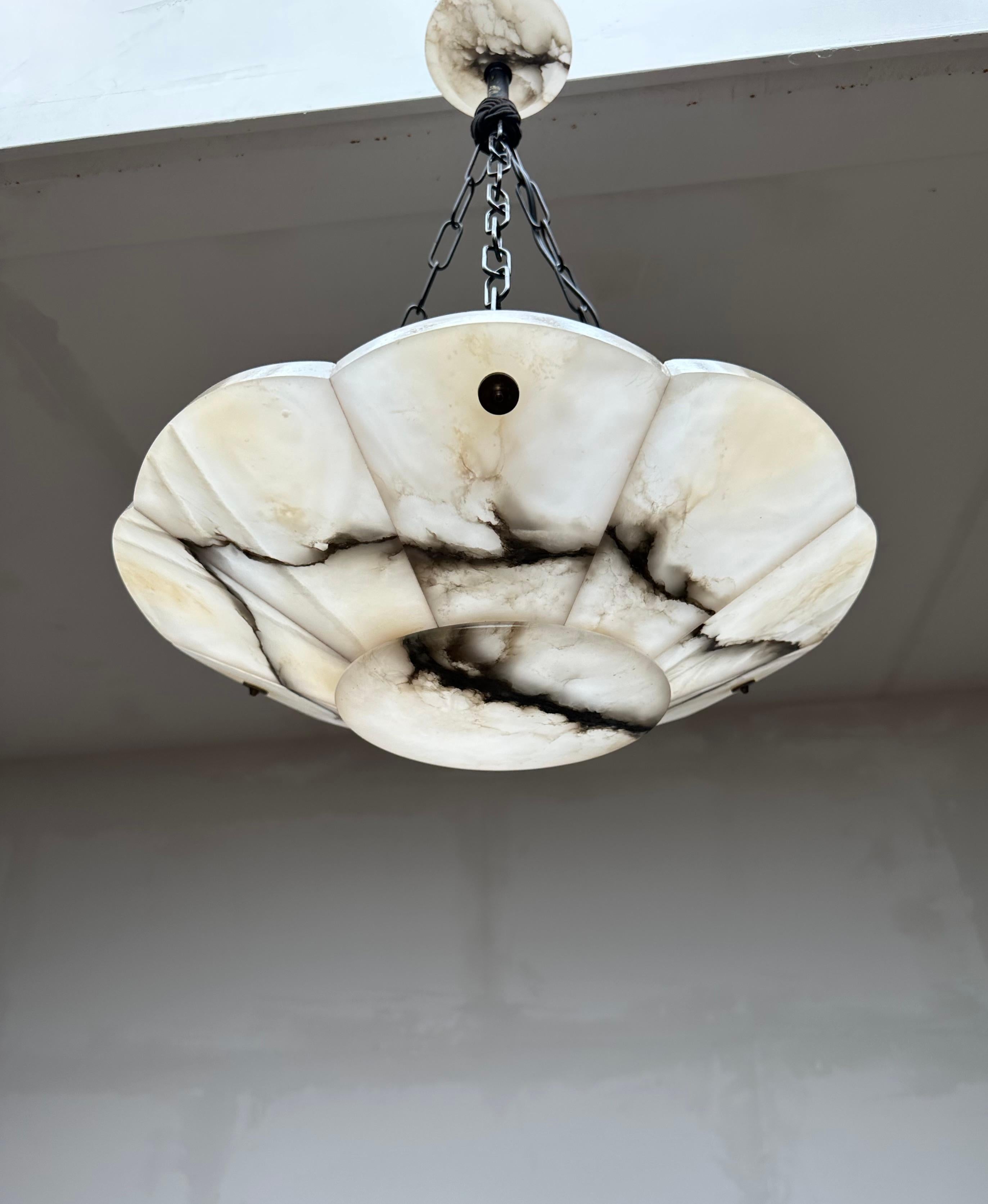 Lampadario a sospensione di classe in alabastro bianco e nero Art Deco con catena e baldacchino in vendita 9