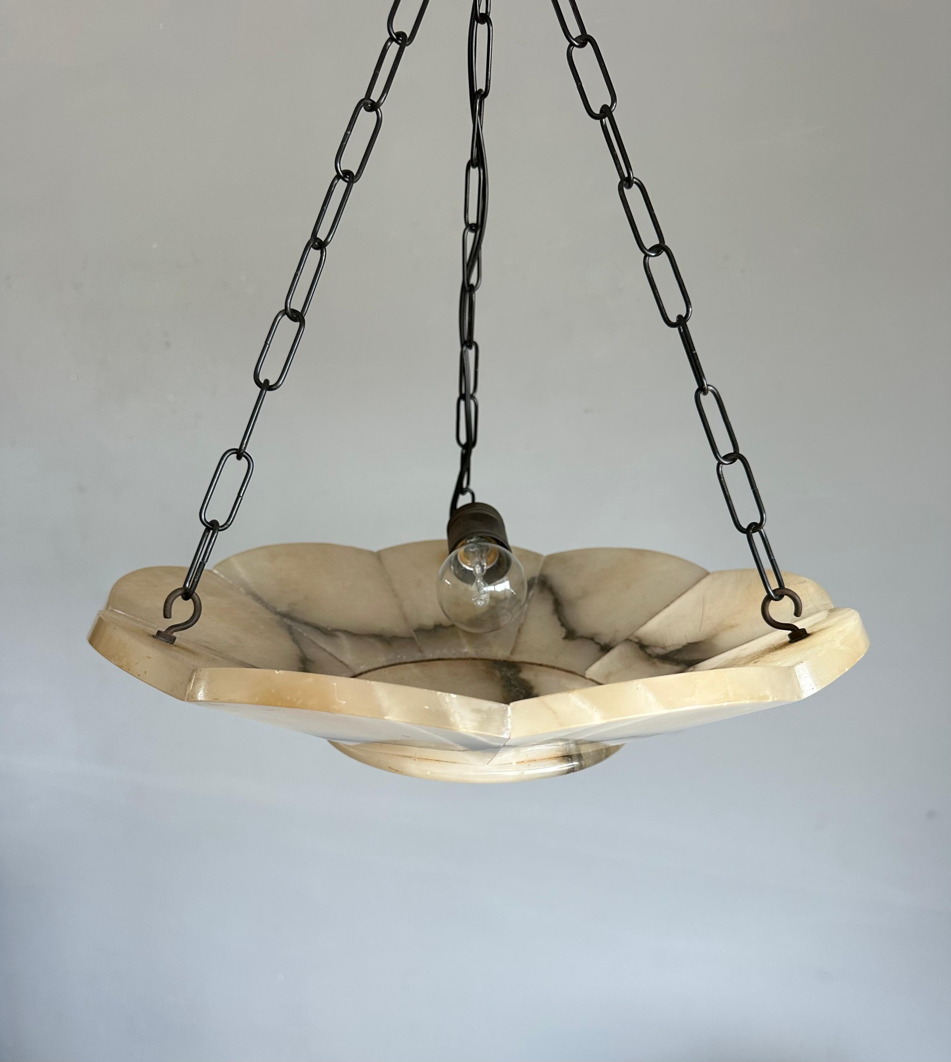 Art Déco Lampadario a sospensione di classe in alabastro bianco e nero Art Deco con catena e baldacchino in vendita