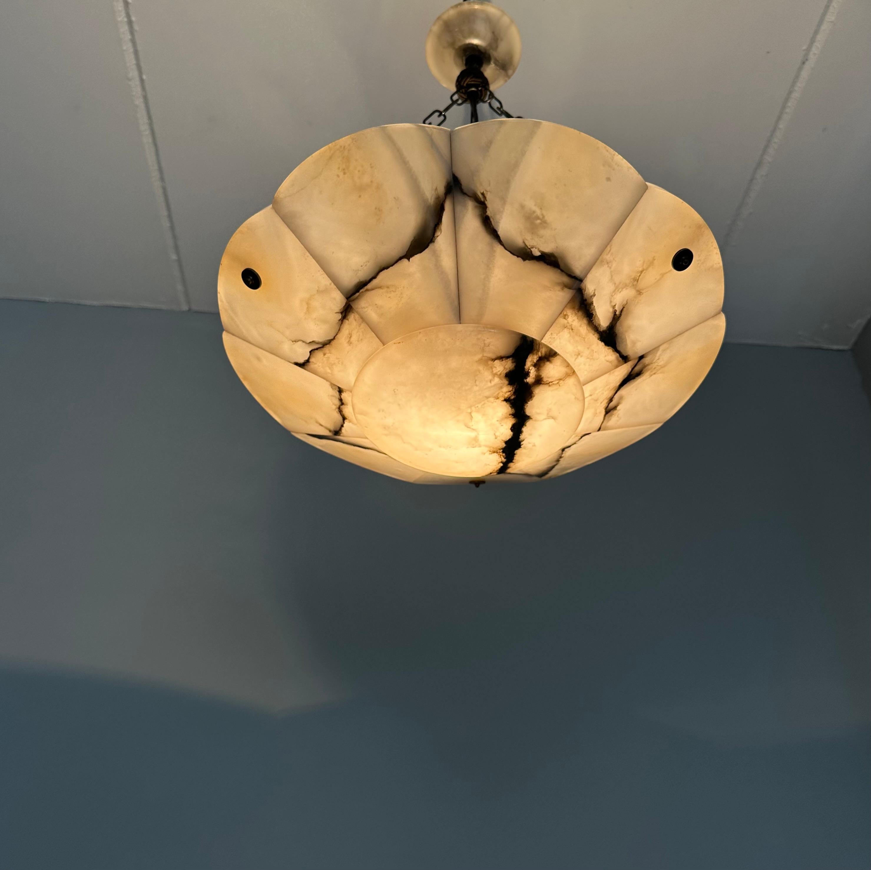Europeo Lampadario a sospensione di classe in alabastro bianco e nero Art Deco con catena e baldacchino in vendita