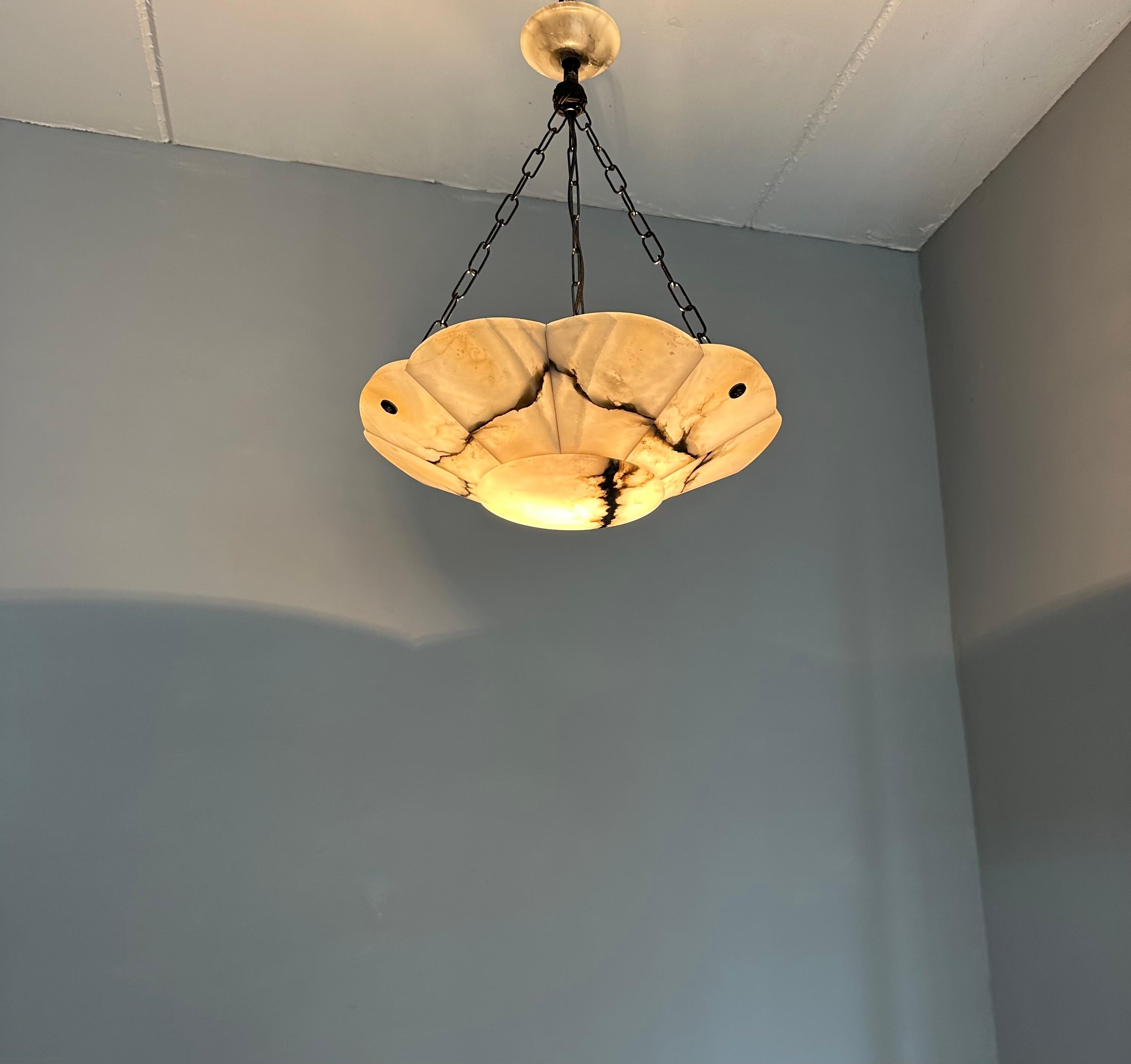 Intagliato a mano Lampadario a sospensione di classe in alabastro bianco e nero Art Deco con catena e baldacchino in vendita