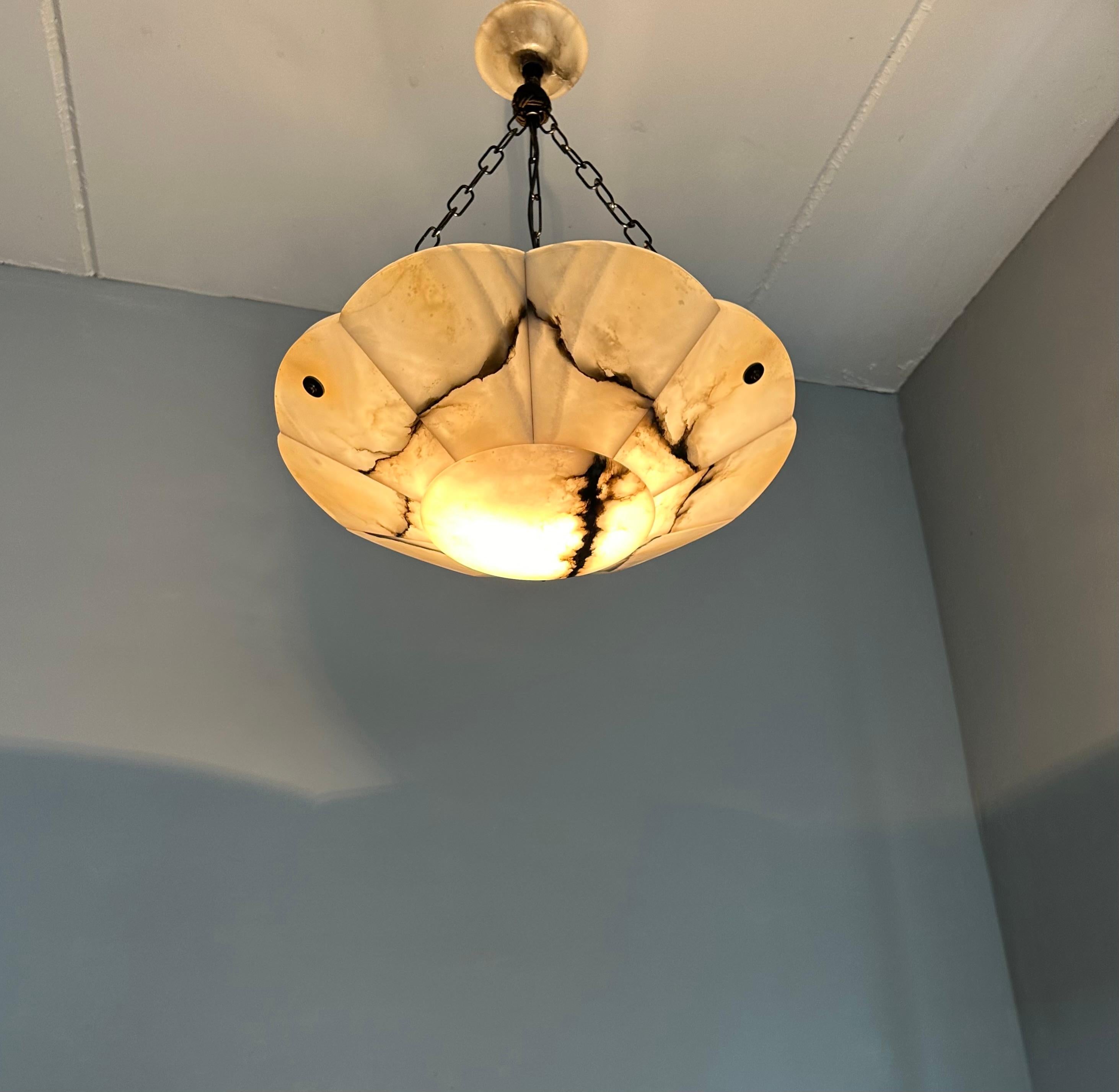 Lampadario a sospensione di classe in alabastro bianco e nero Art Deco con catena e baldacchino In condizioni ottime in vendita a Lisse, NL