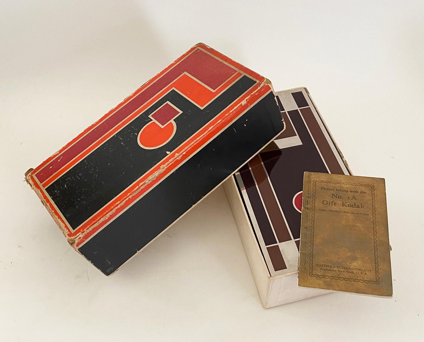 Fast neuwertig Kodak 1-A Geschenk Kamera mit Box und Handbuch von Walter Dorwin Teague im Angebot 3