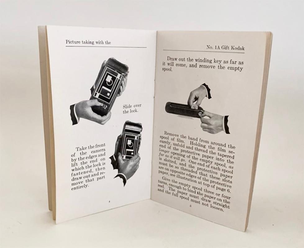 Fast neuwertig Kodak 1-A Geschenk Kamera mit Box und Handbuch von Walter Dorwin Teague im Angebot 7