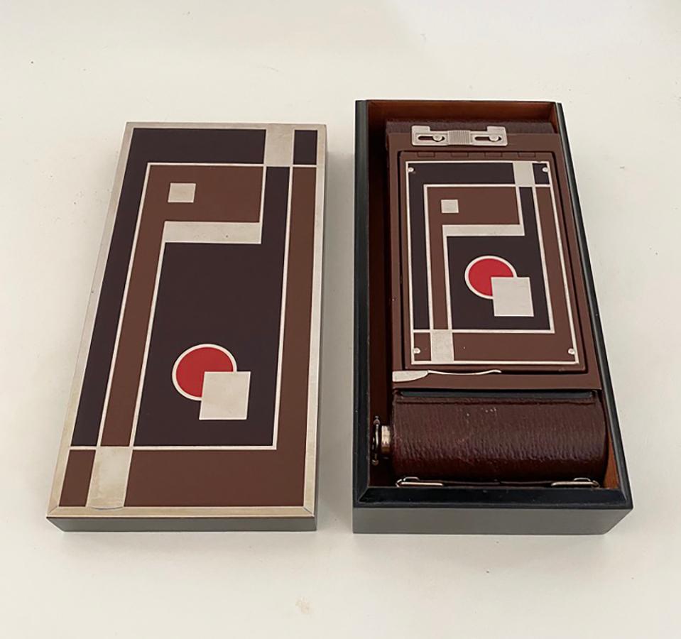 Hier ist eine seltene Kodak 1-A Geschenkkamera aus den 1930er Jahren, entworfen von Walter Dorwin Teague, einem der großen Industriedesigner des Maschinenzeitalters in Amerika. Obwohl diese Kamera selten ist, ist der beste Teil ist sein Zustand. Wir