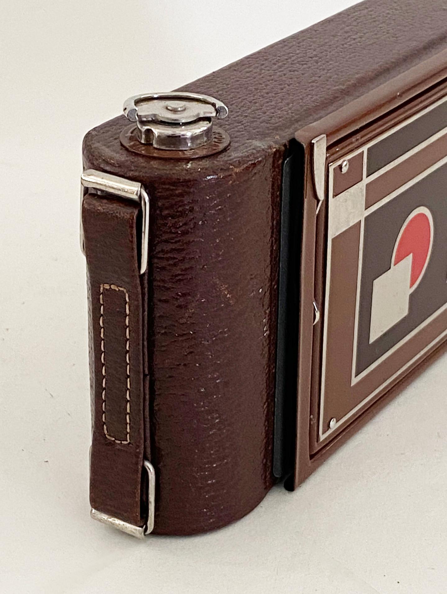 Fast neuwertig Kodak 1-A Geschenk Kamera mit Box und Handbuch von Walter Dorwin Teague (Mitte des 20. Jahrhunderts) im Angebot