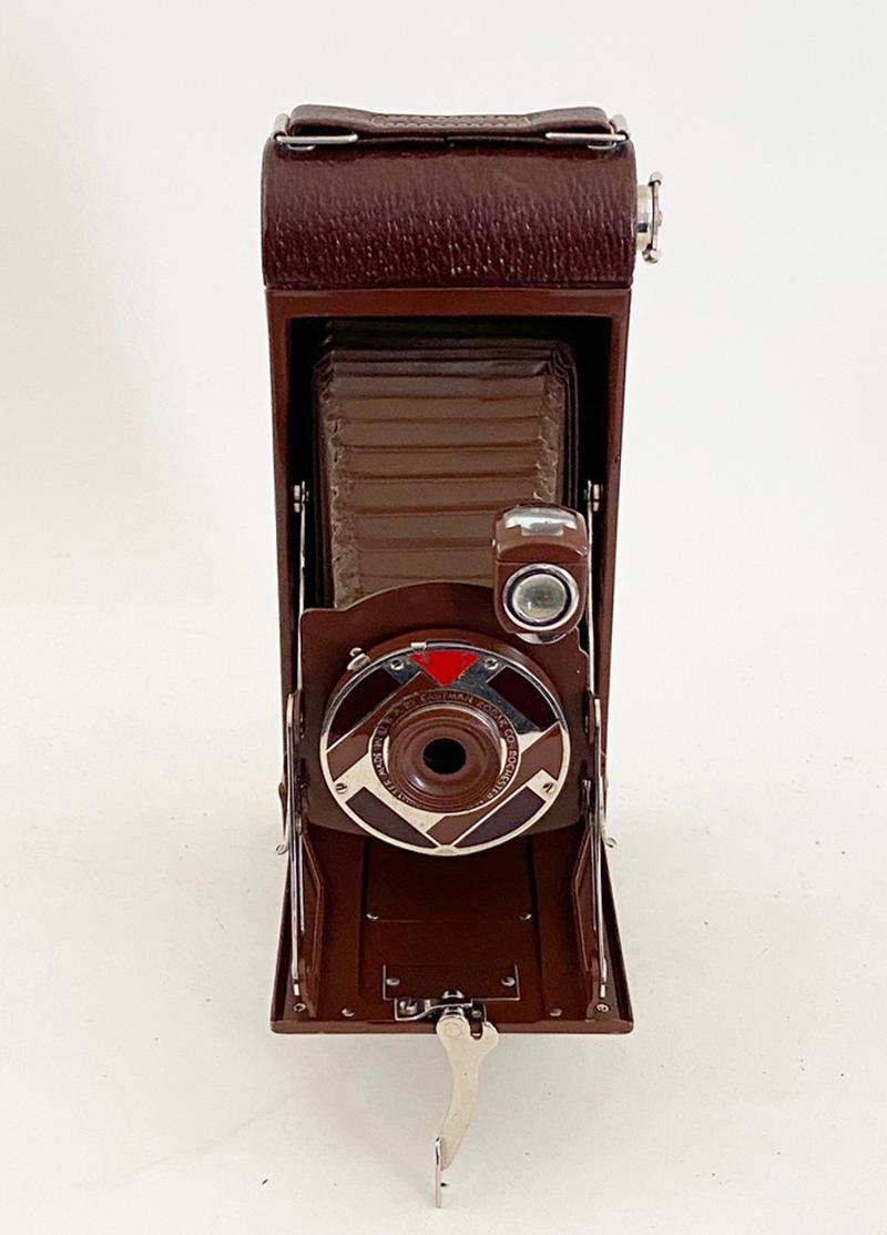 Fast neuwertig Kodak 1-A Geschenk Kamera mit Box und Handbuch von Walter Dorwin Teague (Metall) im Angebot