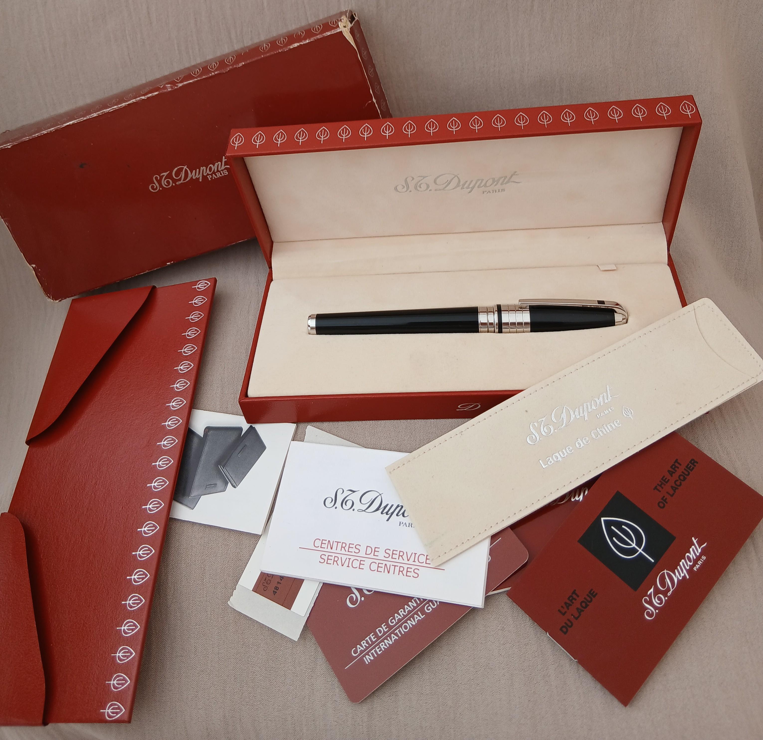 Stunning Near Mint S.T. Dupont Olympio Largest Size Fountain Pen 18kt Nib Complete Set . Includes its original presentation case, Soft Case, instructions, and guarantee card included

Condit :  en excellent état  Please Check the pics -  avec étui