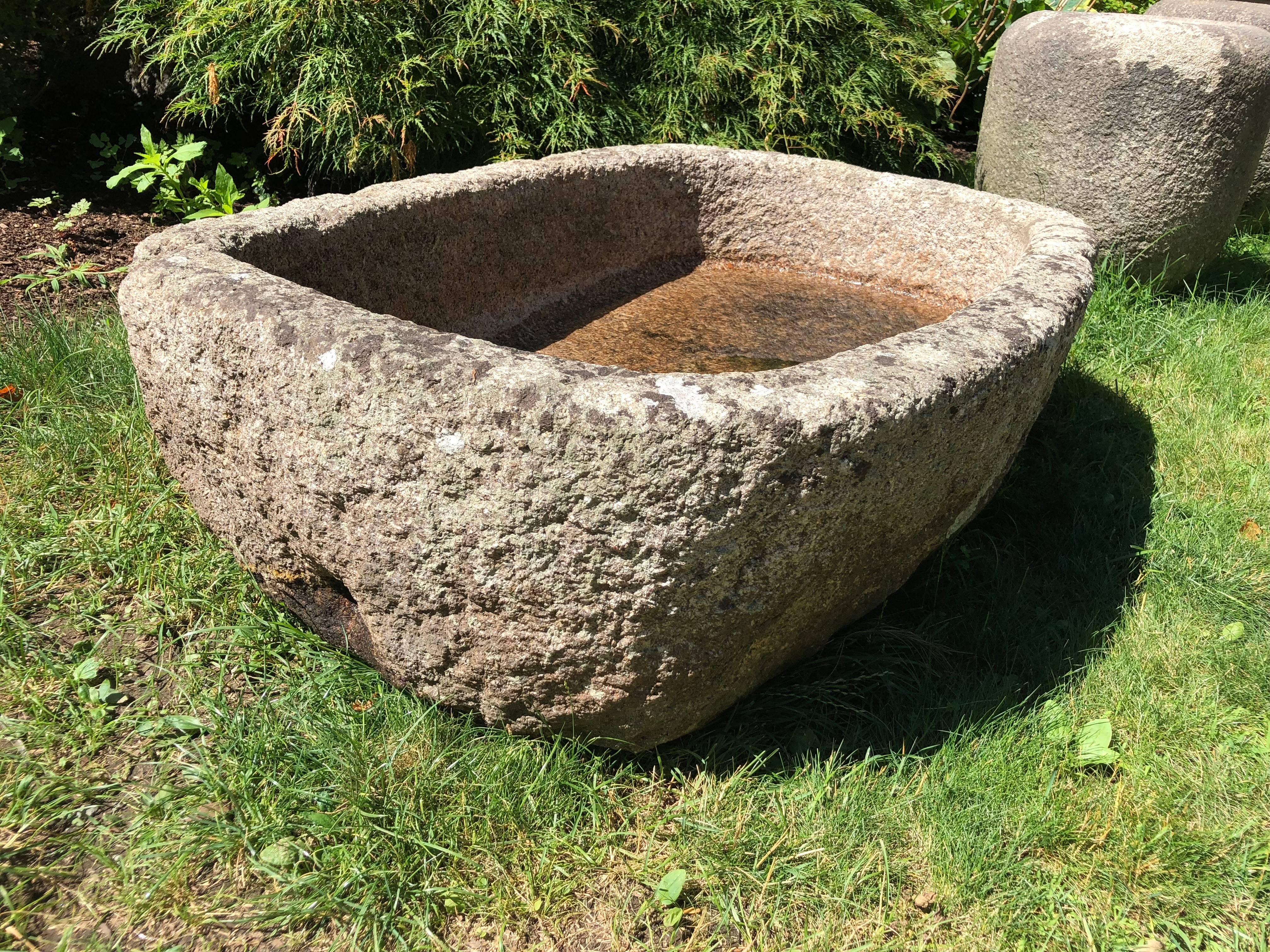 Wir lieben Granit aus Cornwall und hatten das Glück, bei unserer letzten Einkaufsreise zwei wunderschöne Tröge zu ergattern. Dieses Exemplar ist das größere der beiden und weist eine fast ovale Form mit schön abgerundeten Ecken und einer stark