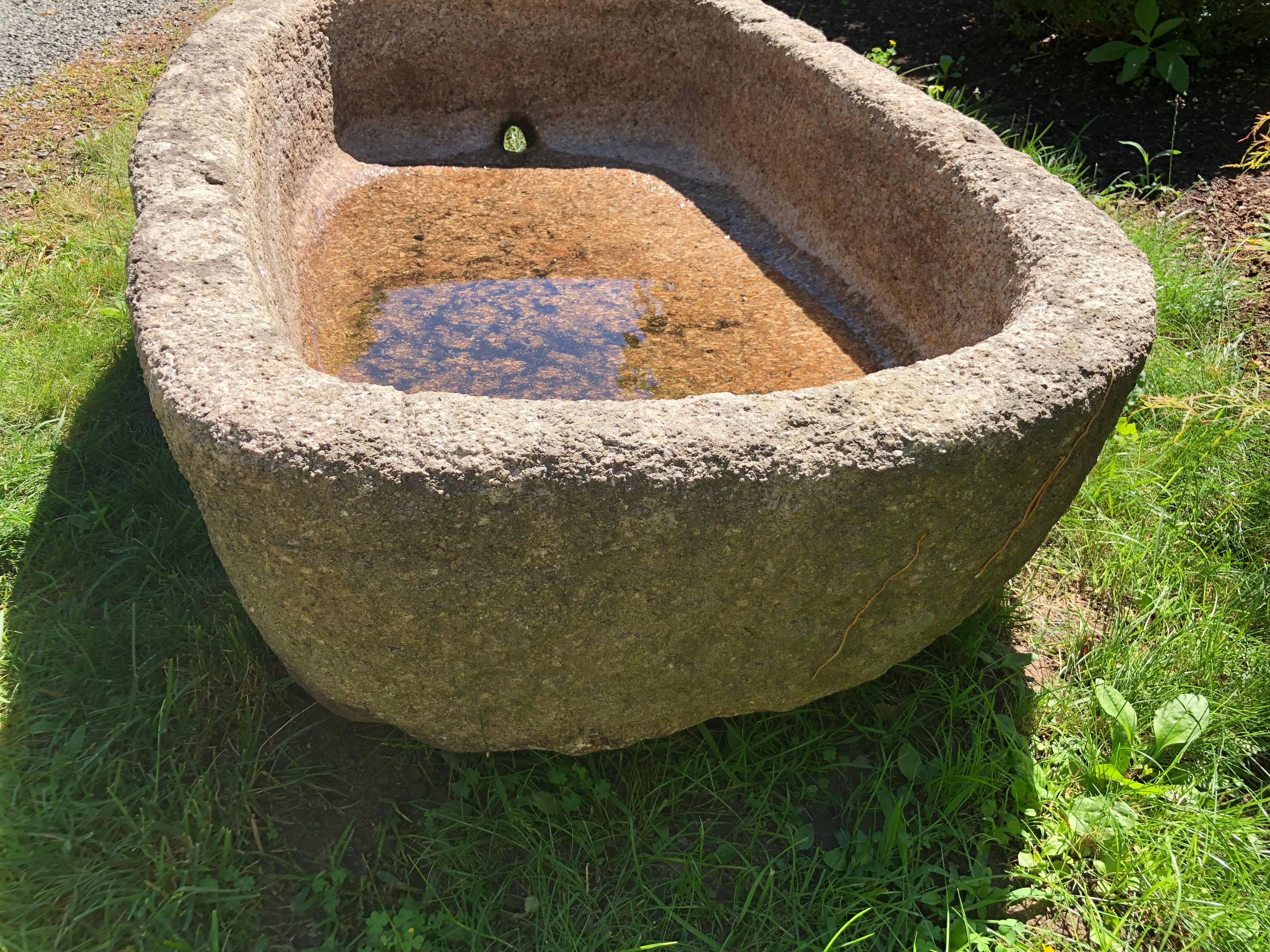 Handgeschnitzter Granitbehälter aus dem frühen Oval des 18. Jahrhunderts im Zustand „Gut“ in Woodbury, CT