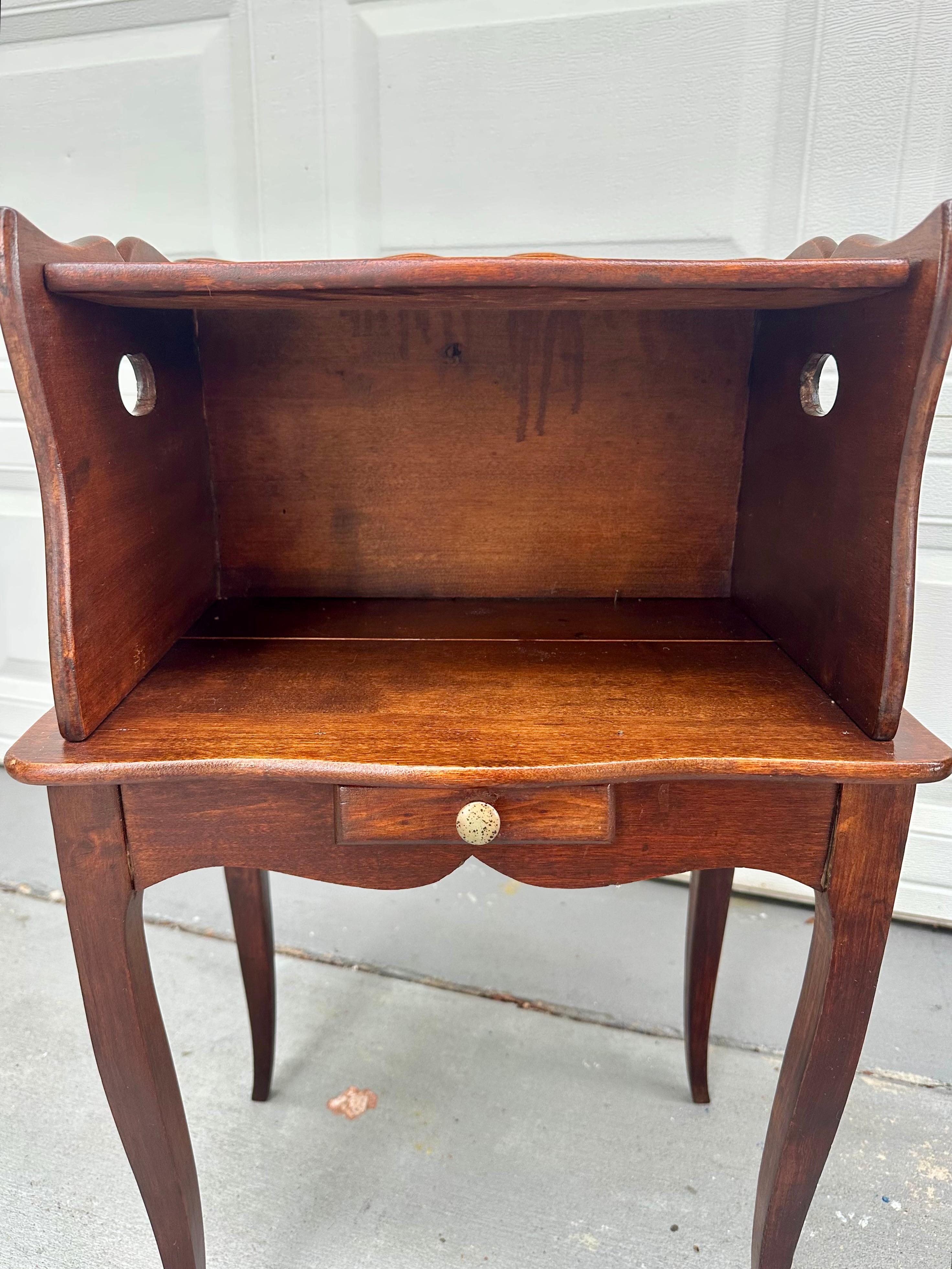 Près d'une paire de tables d'appoint de style Louis XV du 19e siècle Tables de nuit. en vente 4