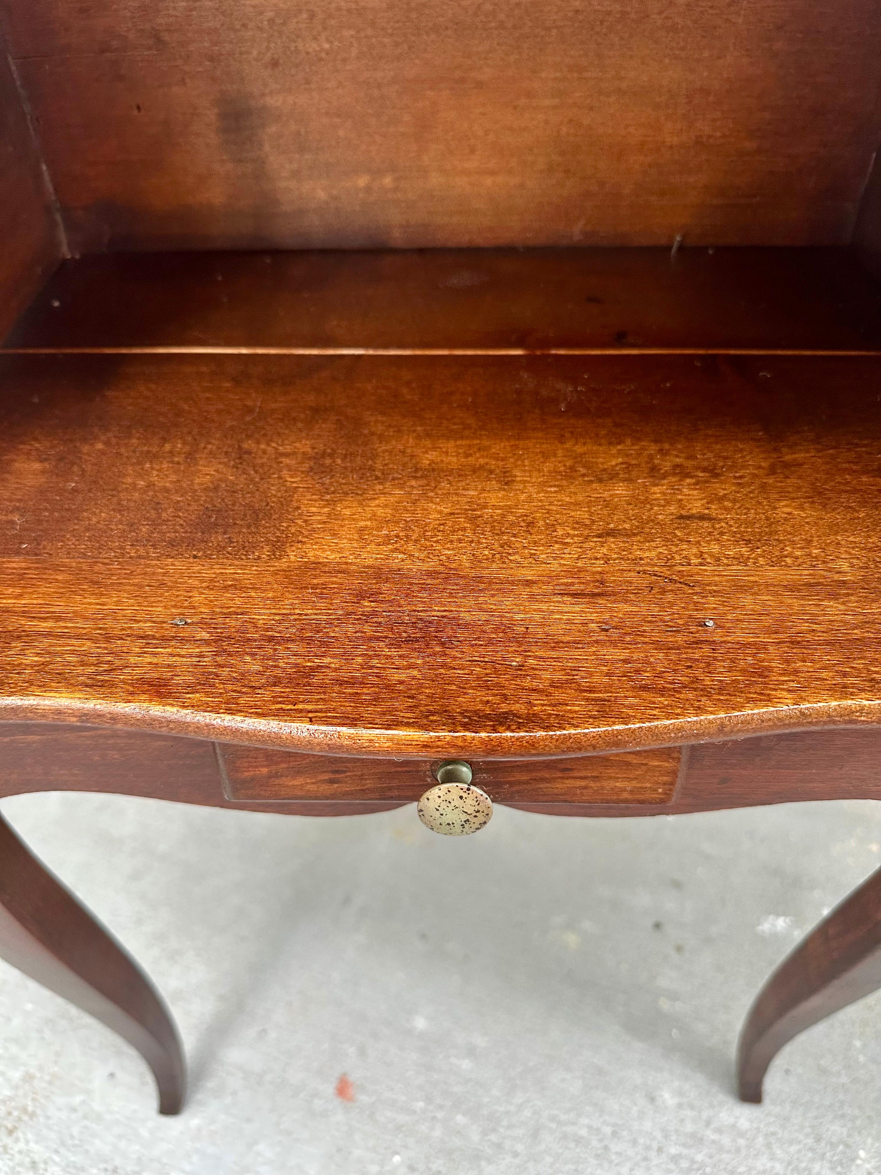 Près d'une paire de tables d'appoint de style Louis XV du 19e siècle Tables de nuit. en vente 5