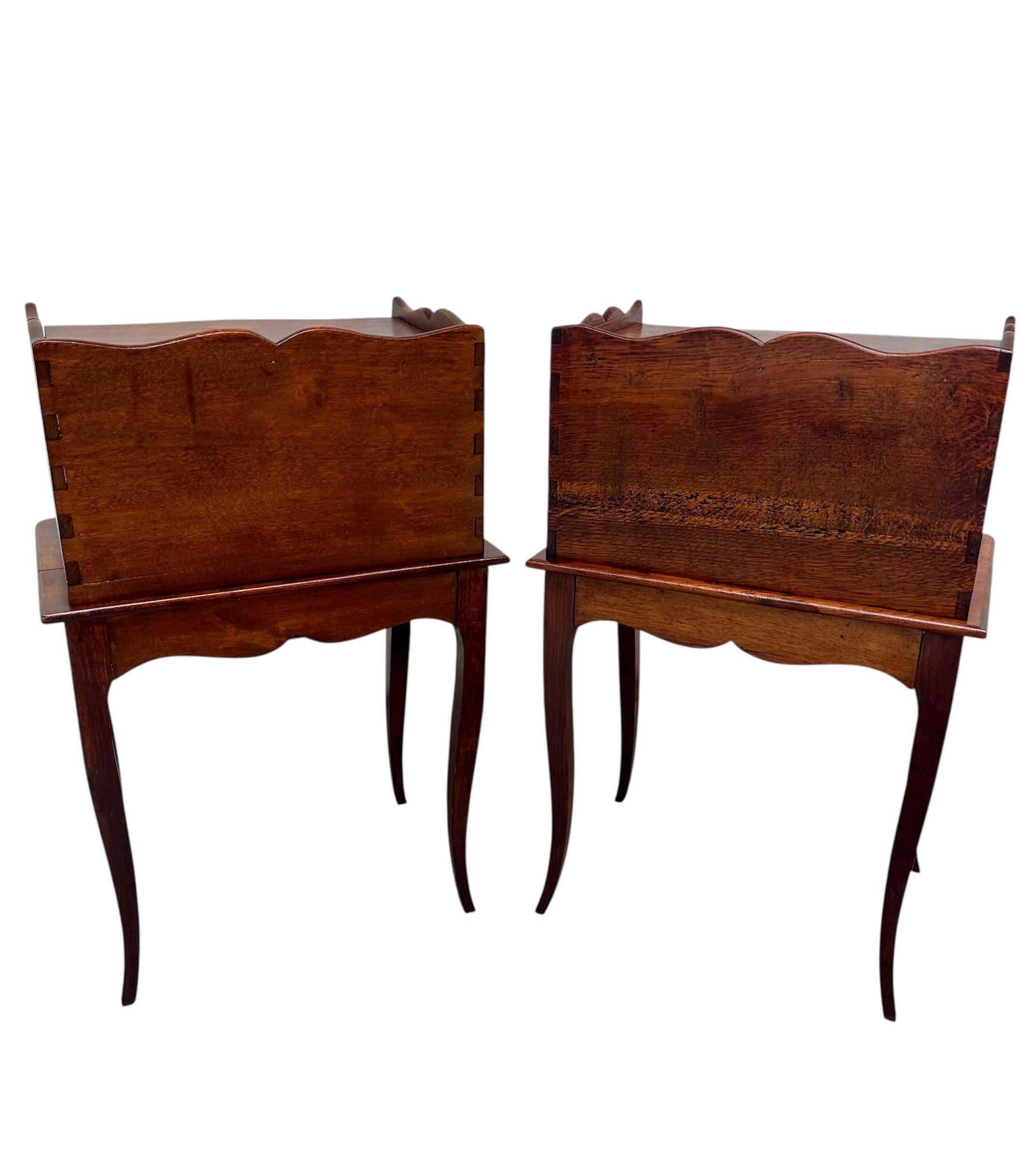Près d'une paire de tables d'appoint de style Louis XV du 19e siècle Tables de nuit. en vente 6