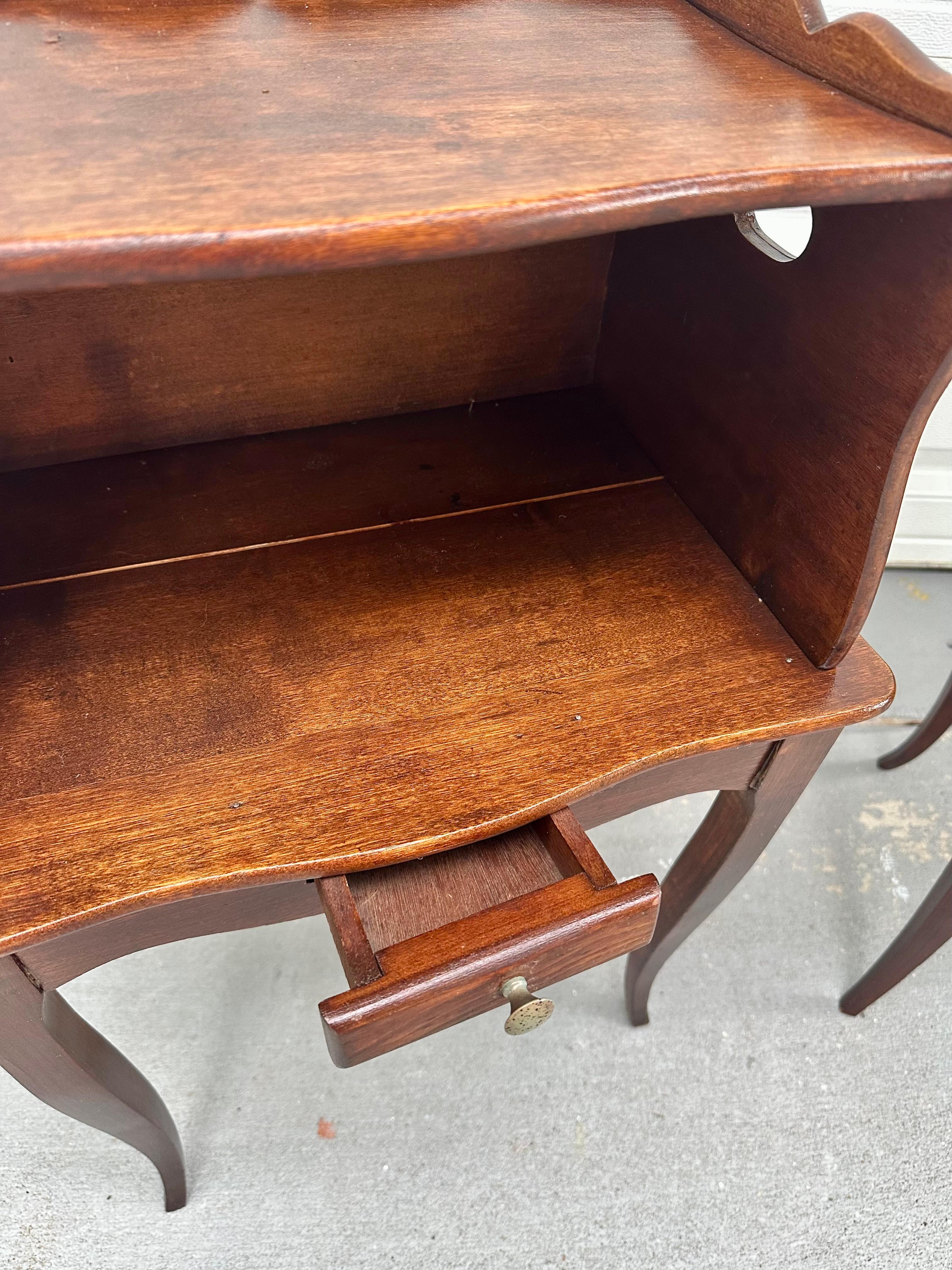 Près d'une paire de tables d'appoint de style Louis XV du 19e siècle Tables de nuit. en vente 7