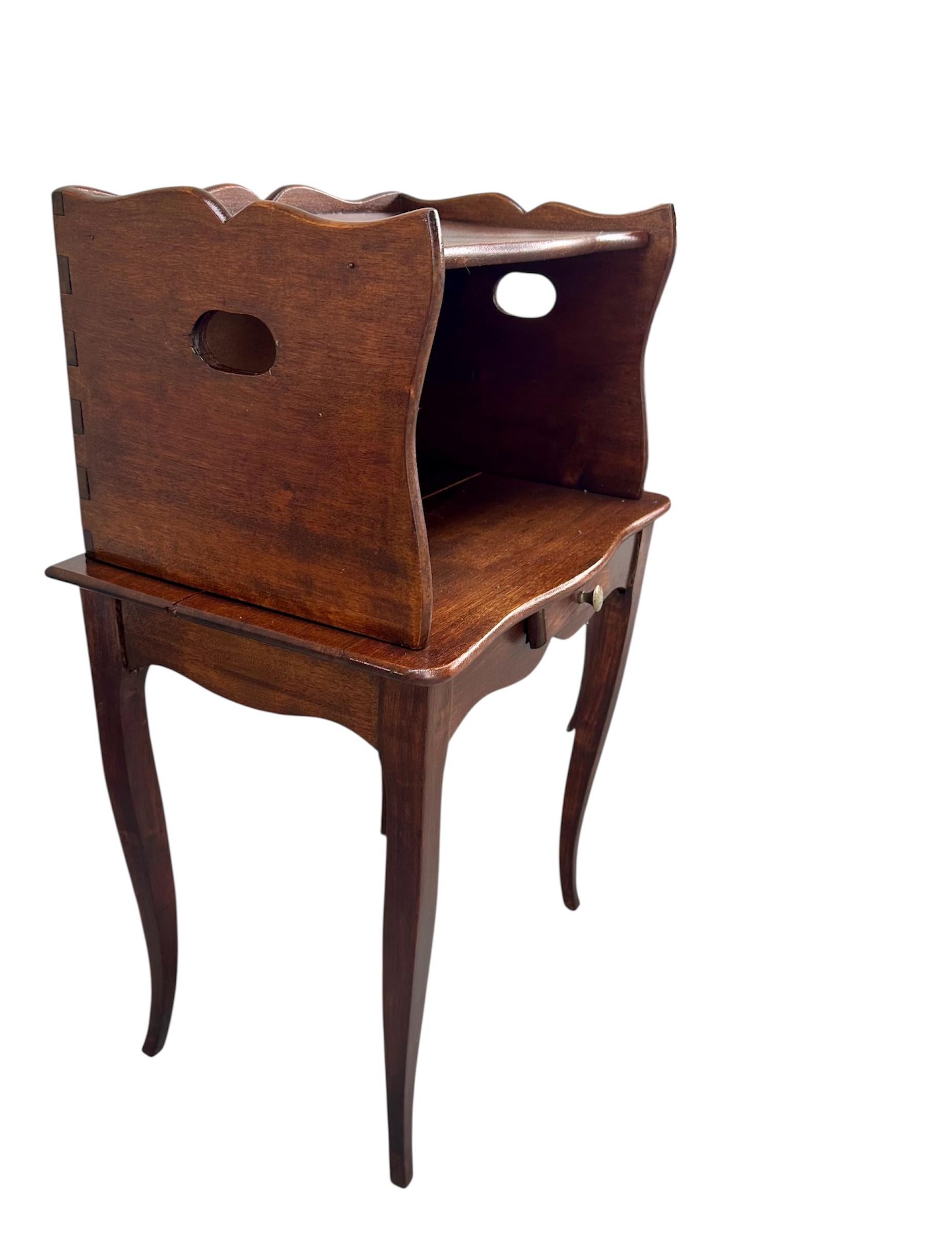 Près d'une paire de tables d'appoint de style Louis XV du 19e siècle Tables de nuit.

Près d'une paire de tables de nuit à un tiroir de style Louis XV du 19ème siècle avec une étagère ouverte.    Les deux 