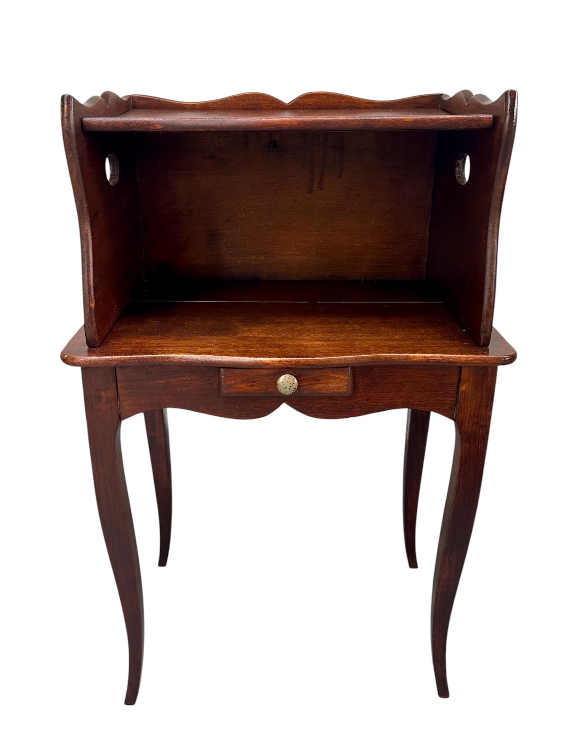 Français Près d'une paire de tables d'appoint de style Louis XV du 19e siècle Tables de nuit. en vente