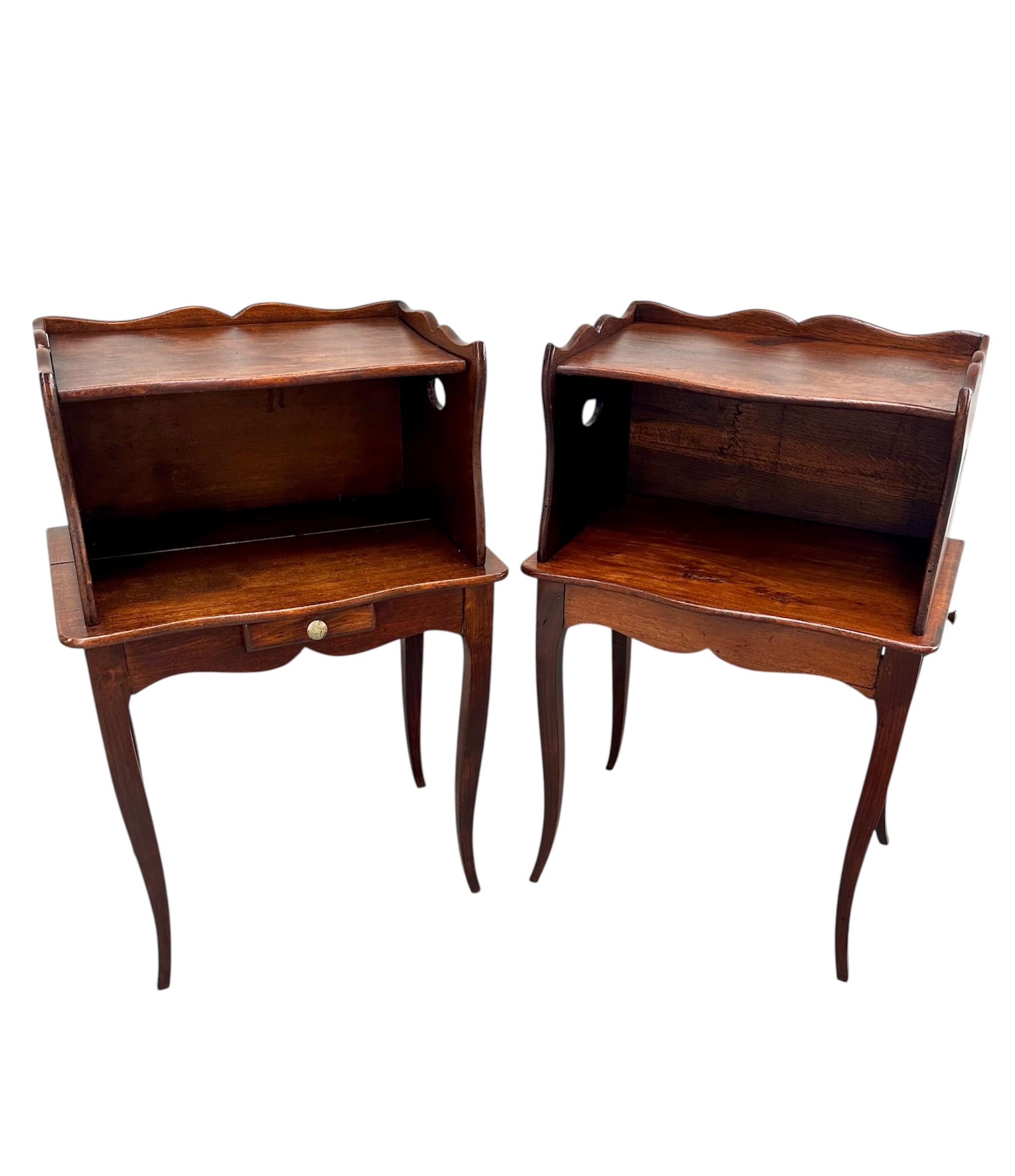 Sculpté Près d'une paire de tables d'appoint de style Louis XV du 19e siècle Tables de nuit. en vente