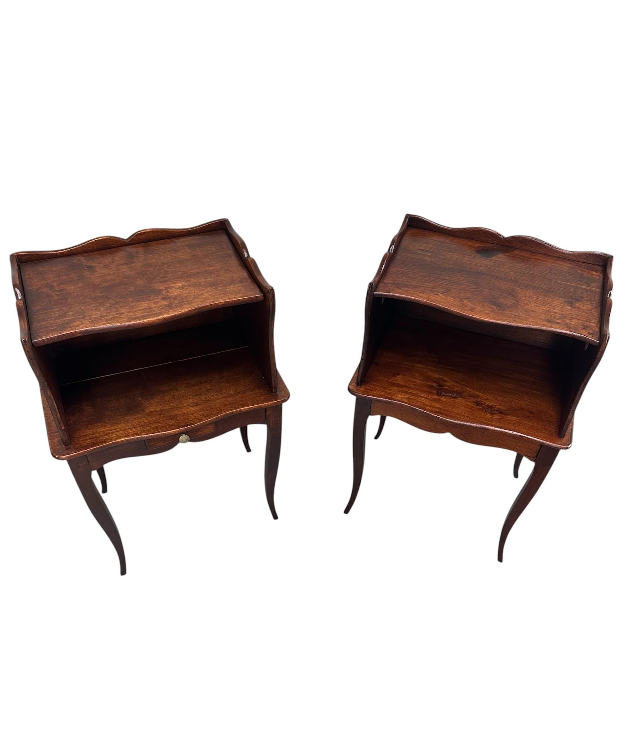 Près d'une paire de tables d'appoint de style Louis XV du 19e siècle Tables de nuit. Bon état - En vente à Vero Beach, FL