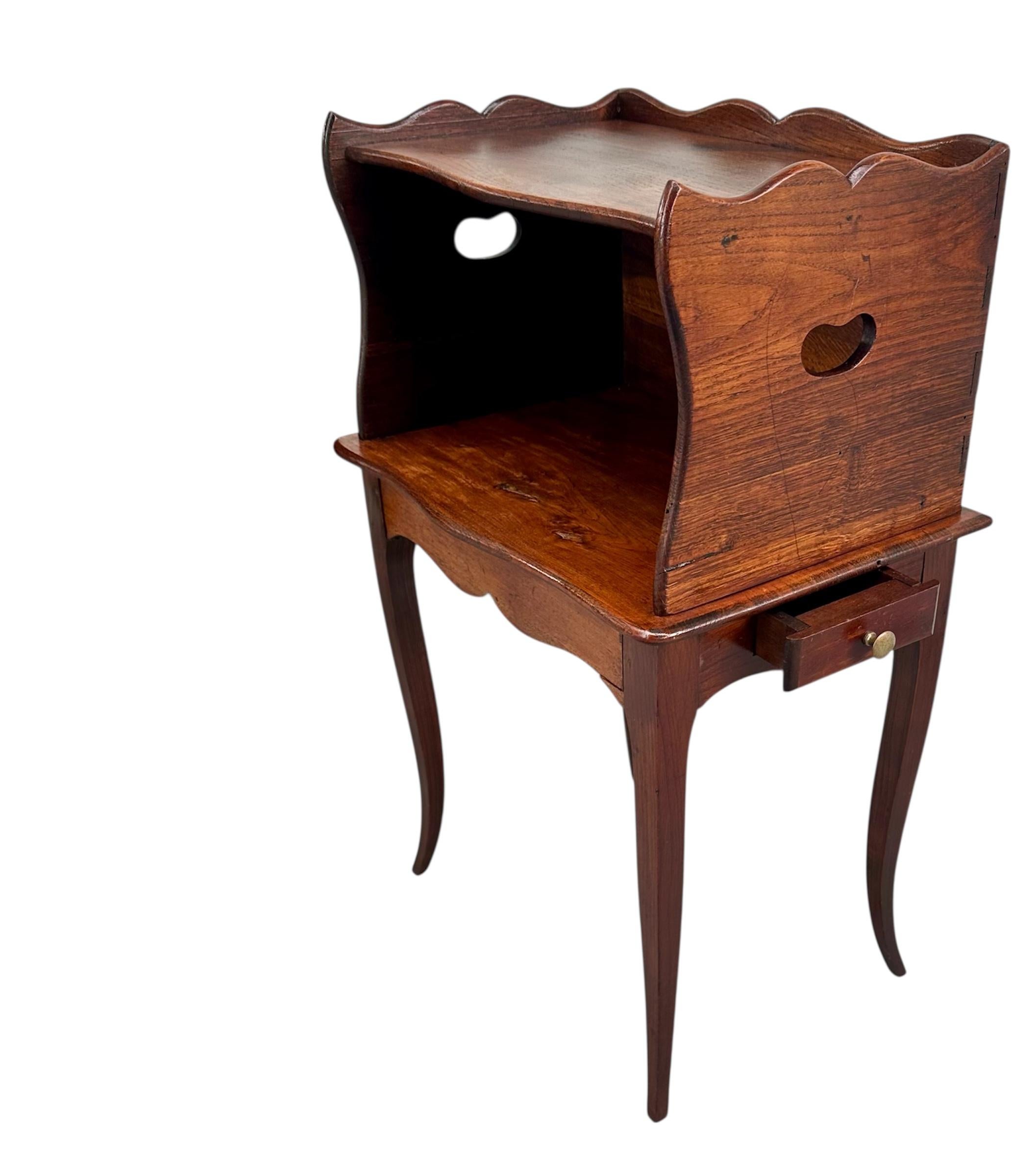 XIXe siècle Près d'une paire de tables d'appoint de style Louis XV du 19e siècle Tables de nuit. en vente