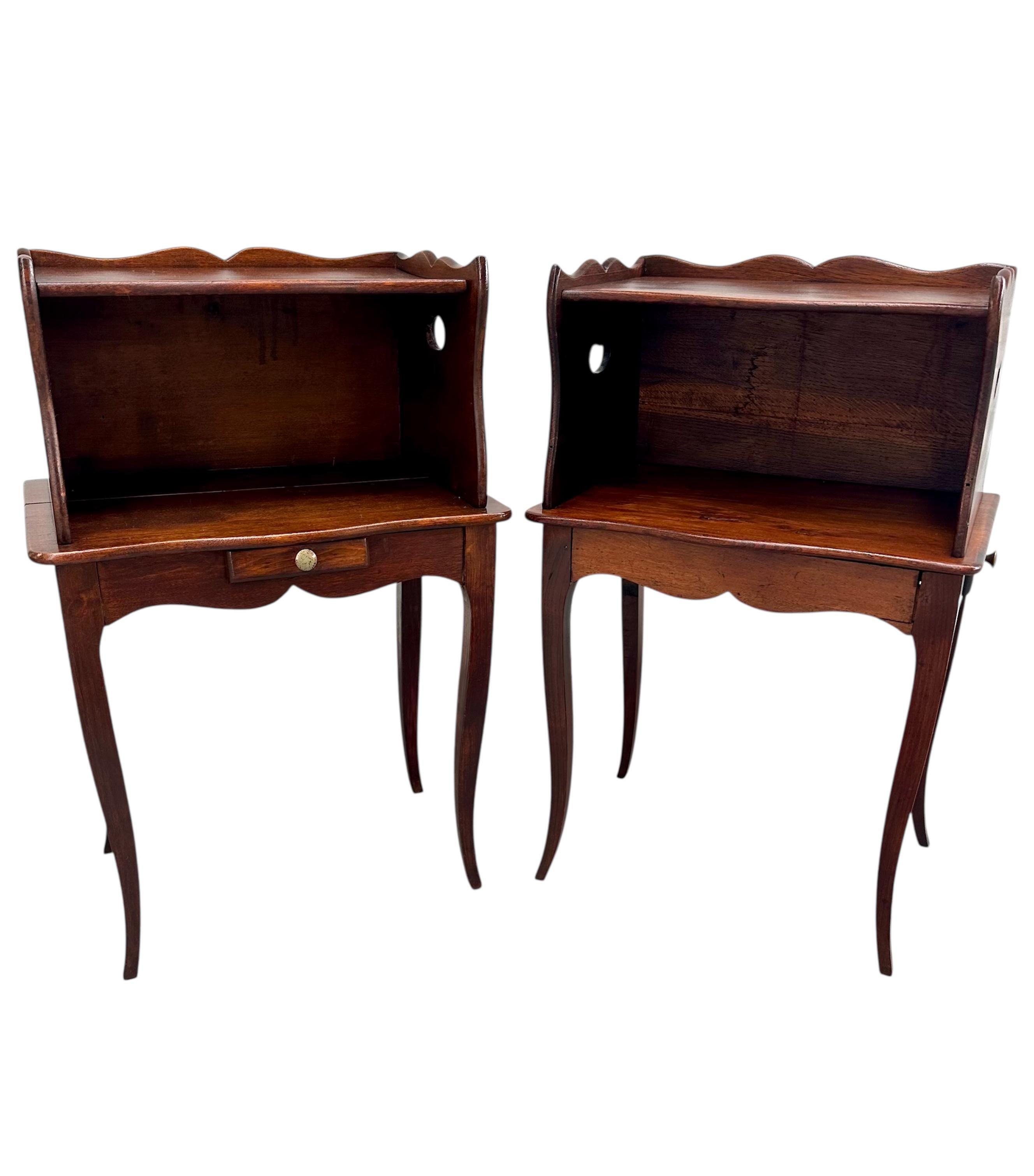 Laiton Près d'une paire de tables d'appoint de style Louis XV du 19e siècle Tables de nuit. en vente