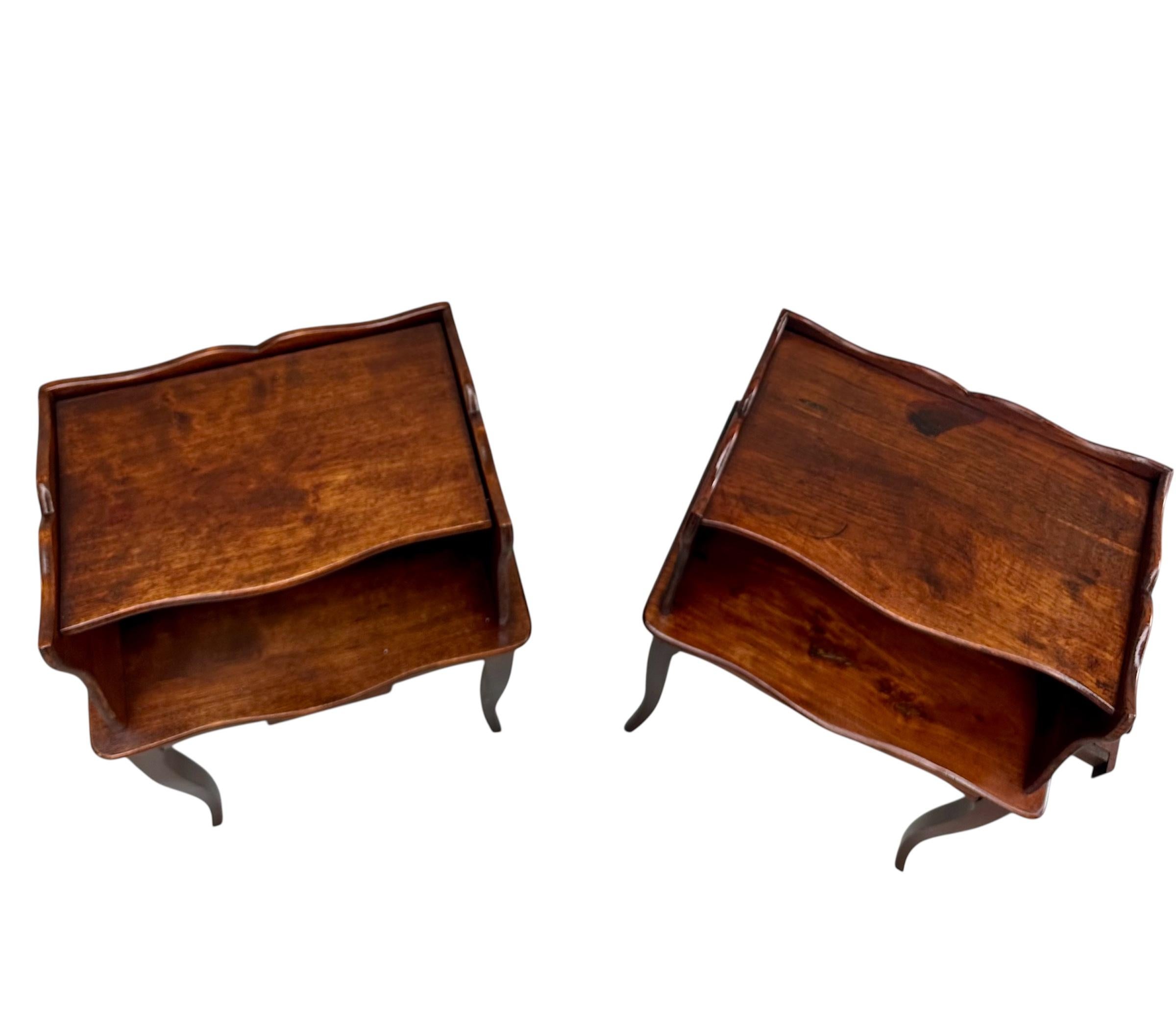 Près d'une paire de tables d'appoint de style Louis XV du 19e siècle Tables de nuit. en vente 1
