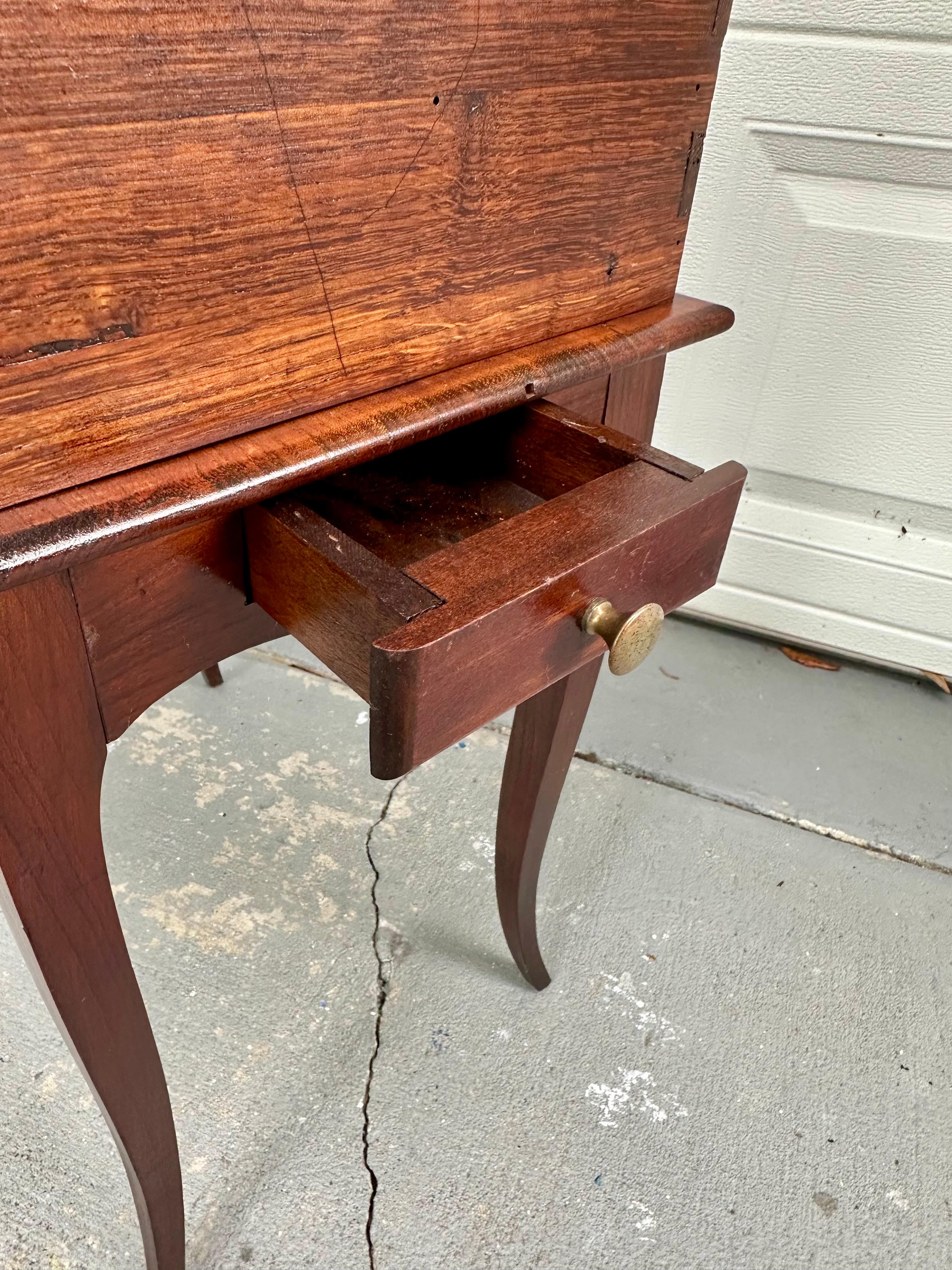 Près d'une paire de tables d'appoint de style Louis XV du 19e siècle Tables de nuit. en vente 2