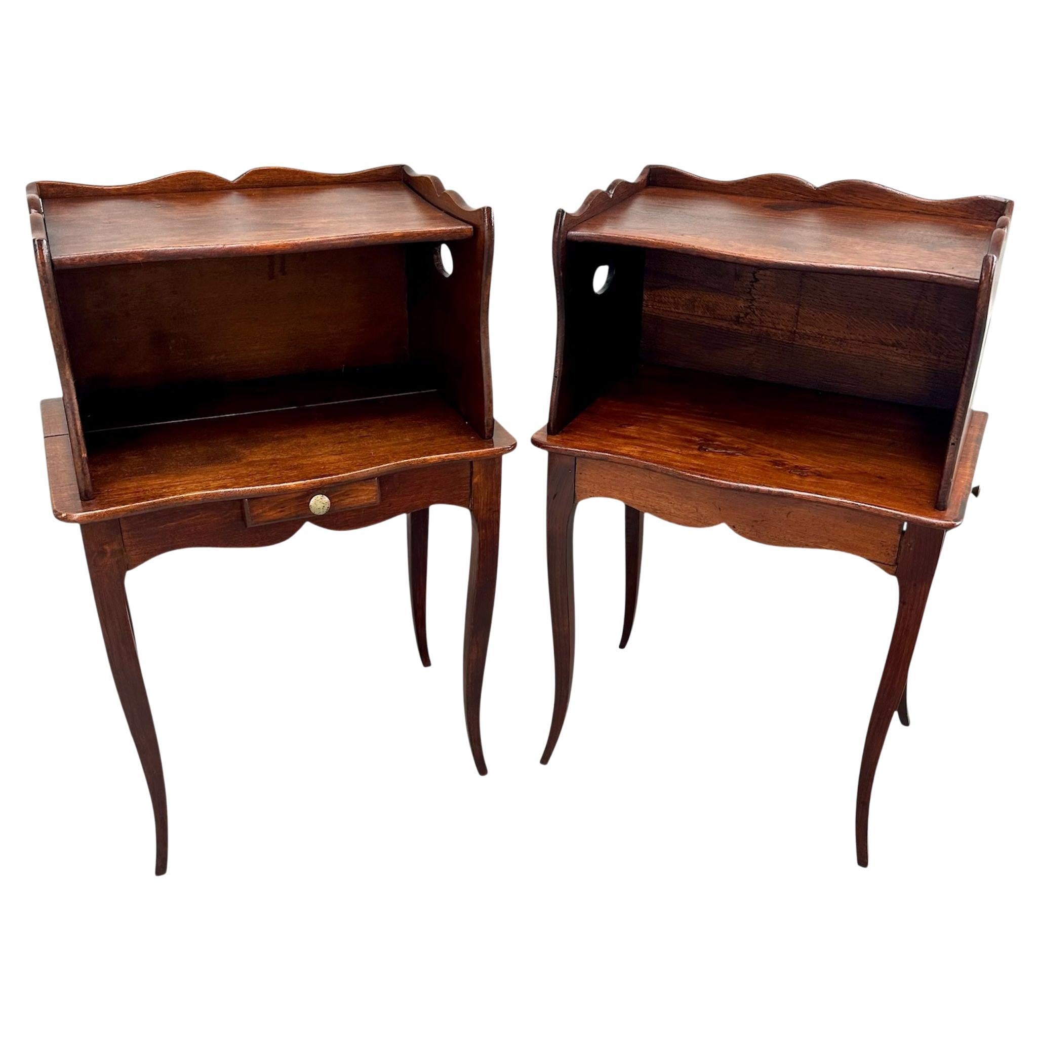 Près d'une paire de tables d'appoint de style Louis XV du 19e siècle Tables de nuit. en vente