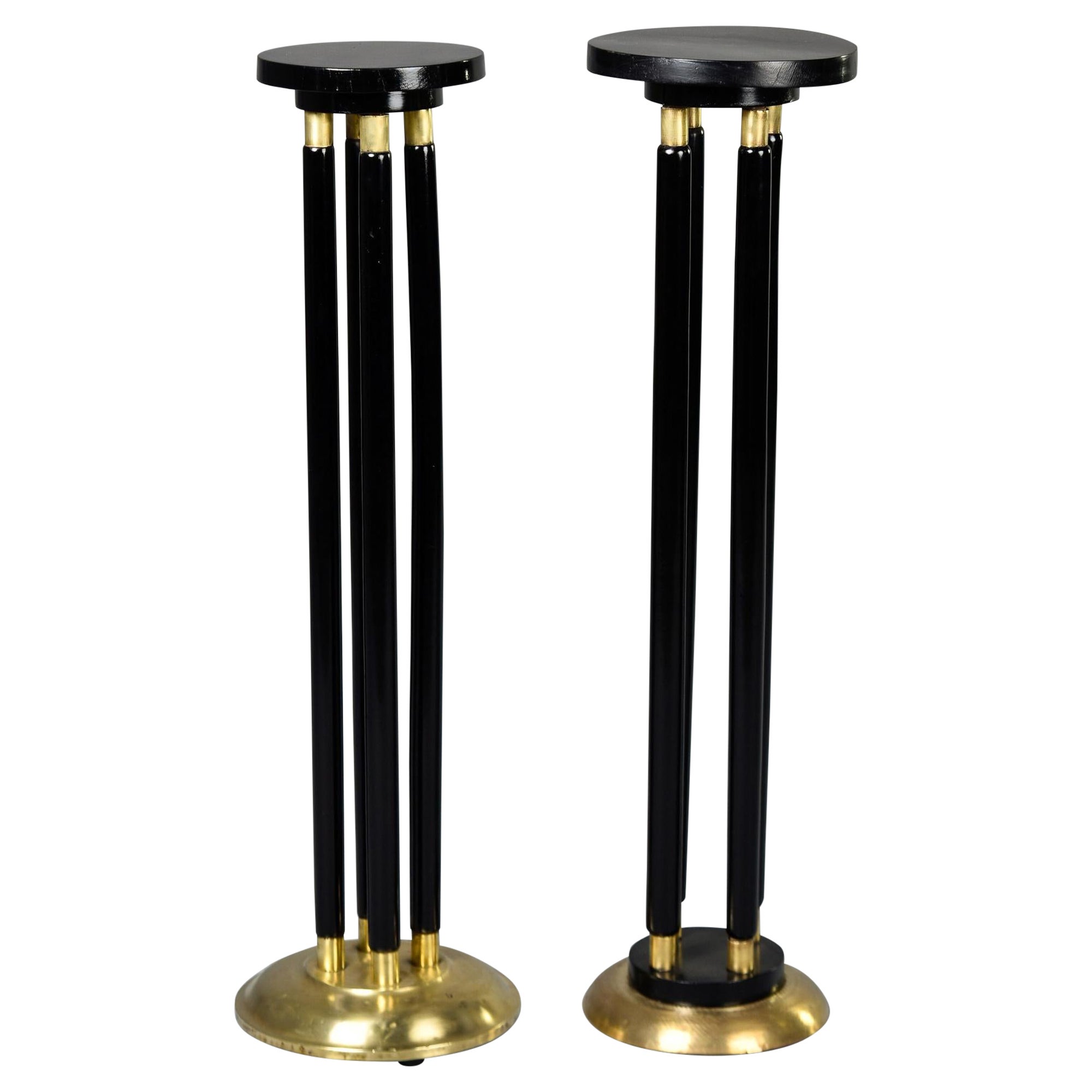 Near Pair Early 20th C Italian Ebonised Stands with Brass Trim (Paire de stands italiens ébonisés du début du 20e siècle avec garniture en laiton)