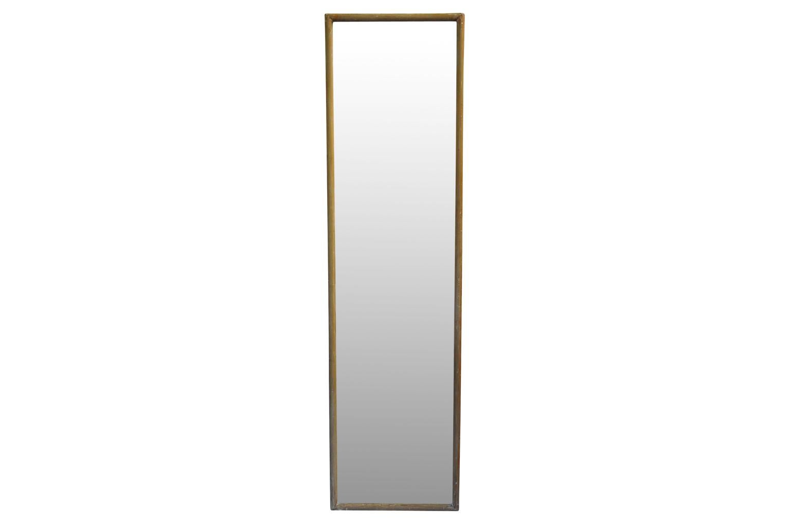 Ein fabelhaftes Paar großer französischer Spiegel aus dem 19. Jahrhundert aus Südfrankreich. Wunderschön konstruiert aus Kiefer mit originalem Quecksilberglas und holzverkleideten Rückseiten. Ein Spiegel - Spiegel A - hat abgerundete Ecken und misst