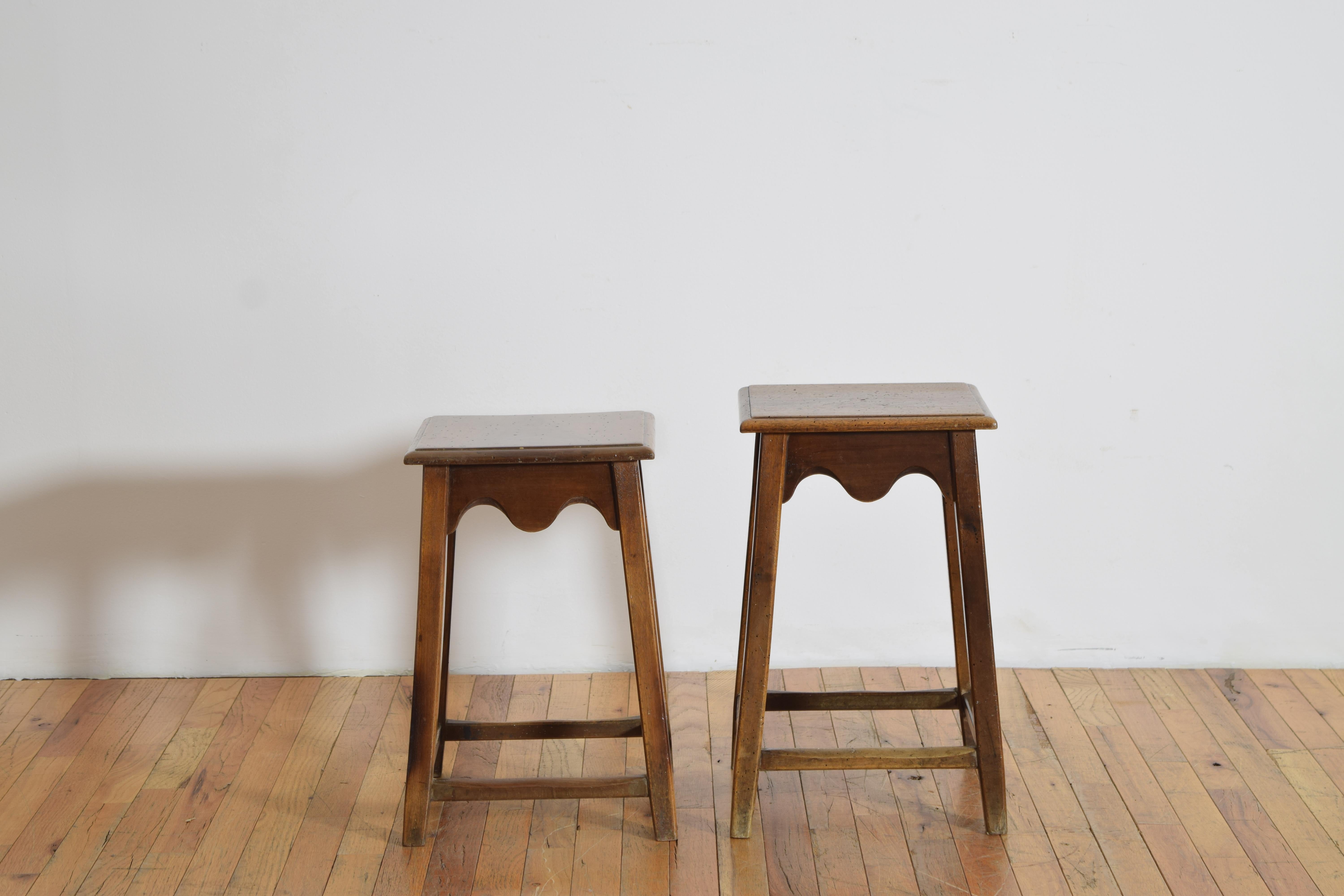 Baroque Paire de tables basses italiennes en noyer de style baroque, début du 20e siècle en vente