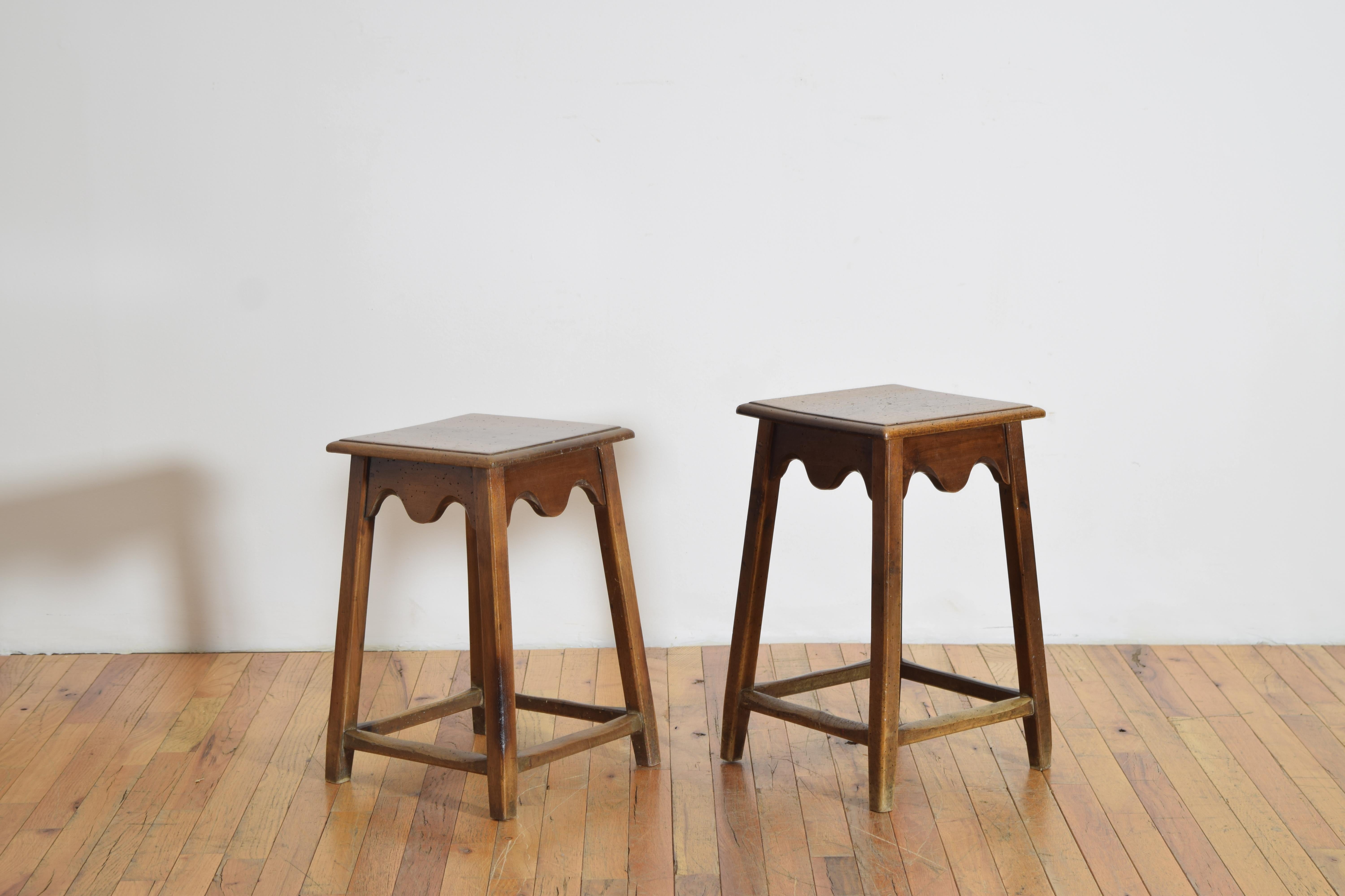 Paire de tables basses italiennes en noyer de style baroque, début du 20e siècle Bon état - En vente à Atlanta, GA
