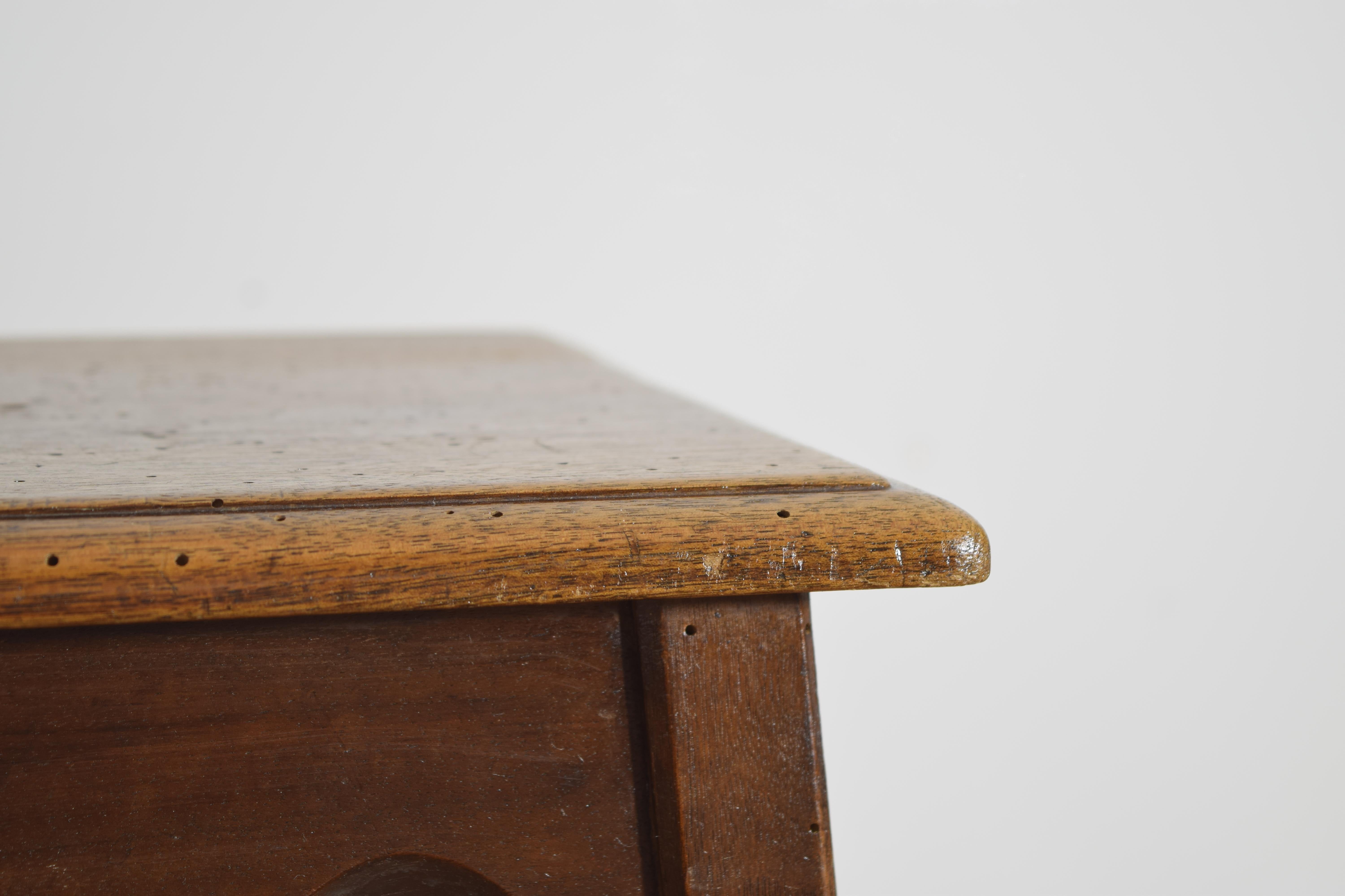 Début du 20ème siècle Paire de tables basses italiennes en noyer de style baroque, début du 20e siècle en vente