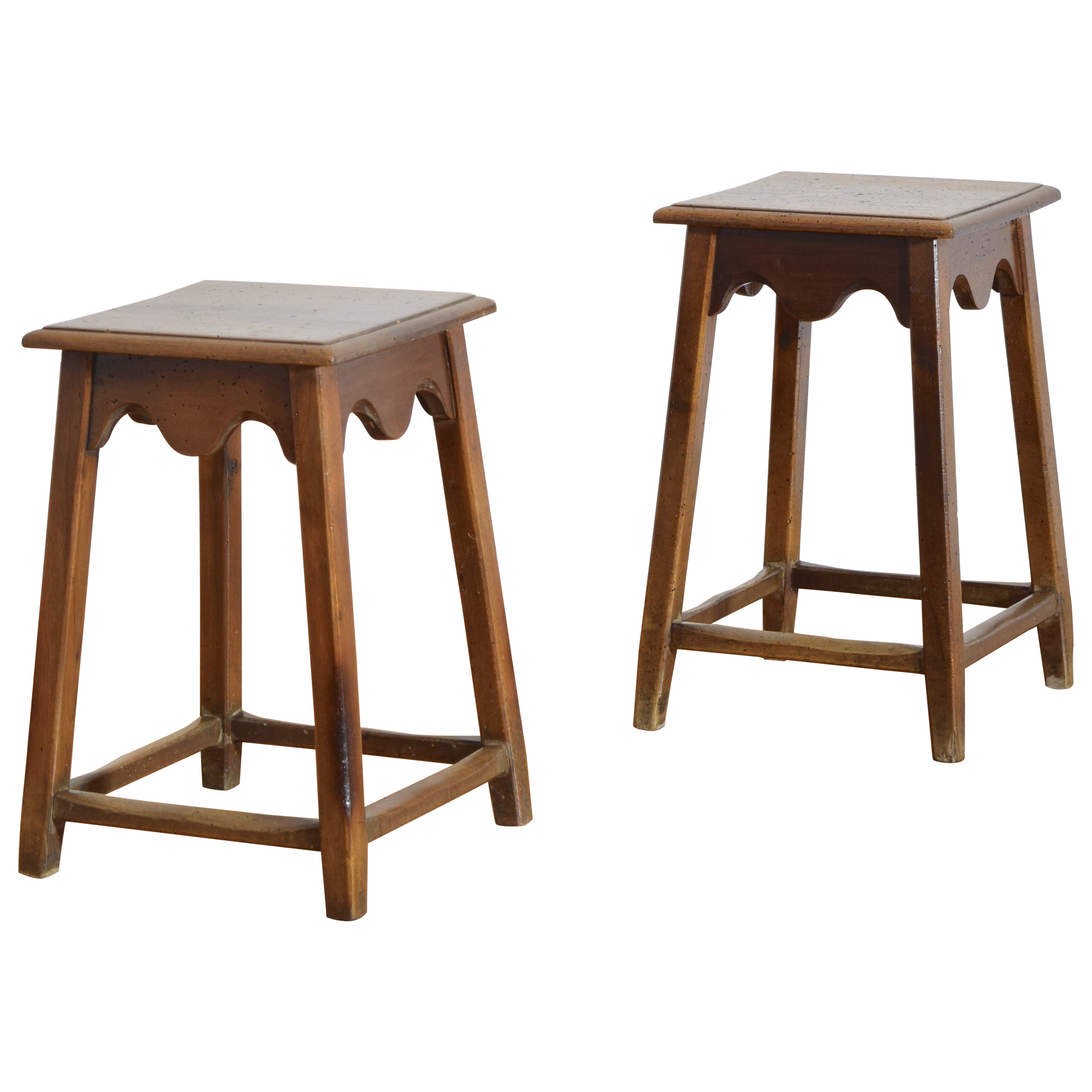 Paire de tables basses italiennes en noyer de style baroque, début du 20e siècle