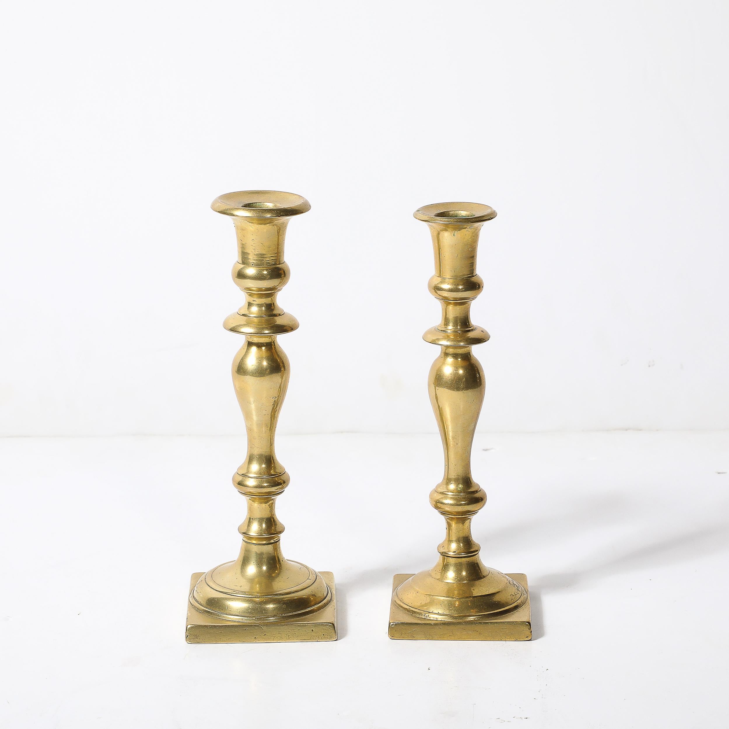 Coppia di portacandele neoclassici in ottone a forma di balaustra con base quadrata in vendita 3