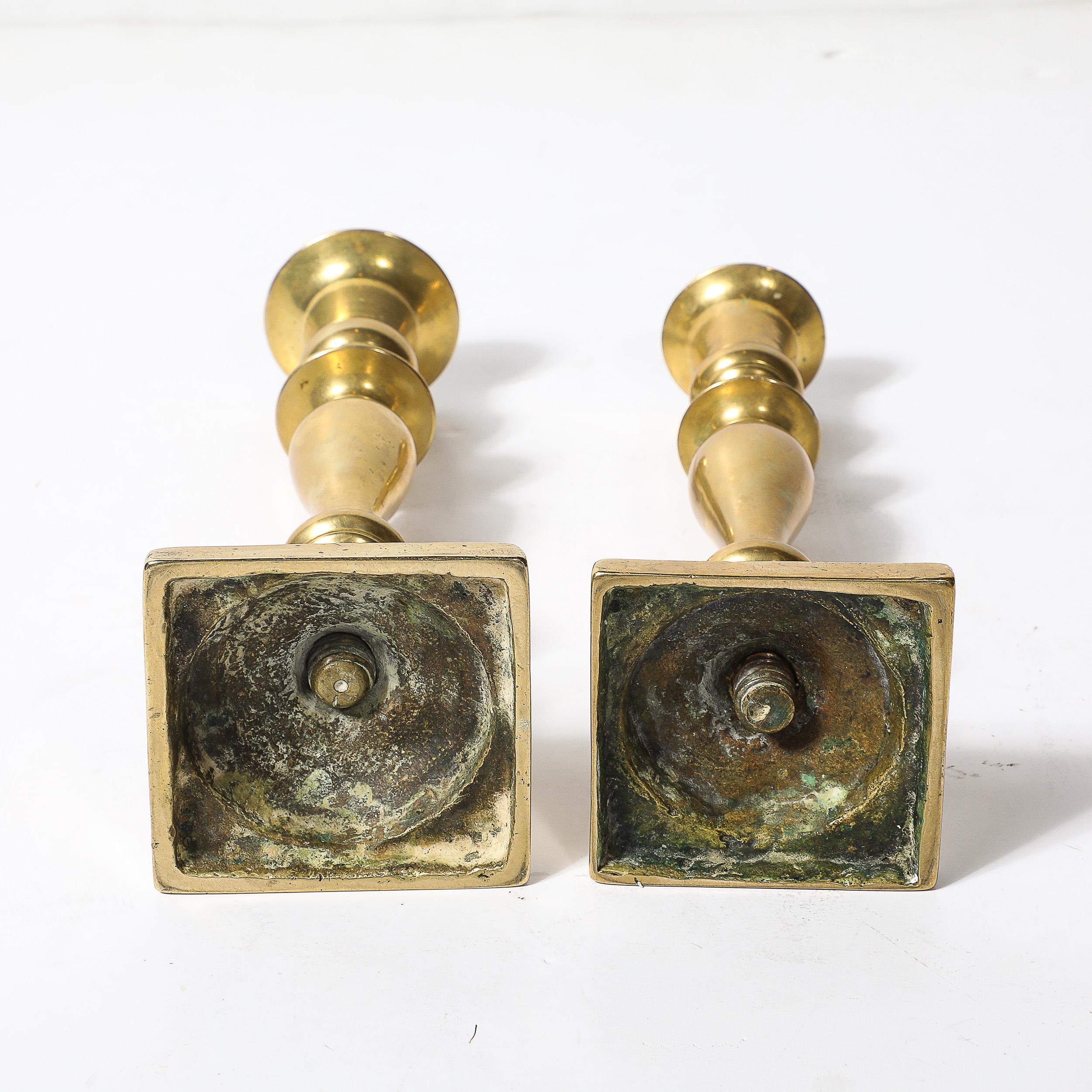 Coppia di portacandele neoclassici in ottone a forma di balaustra con base quadrata in vendita 4