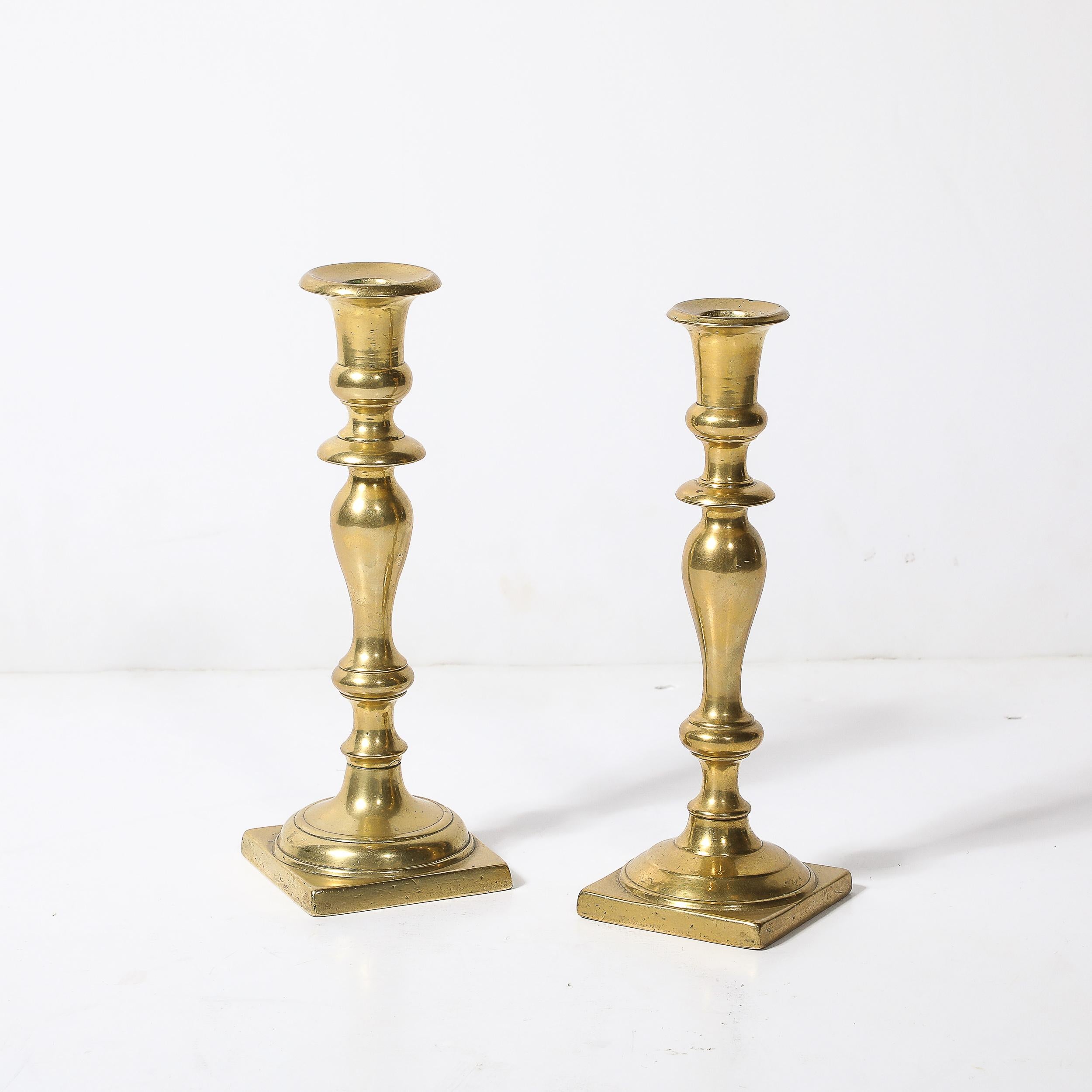 Neoclassico Coppia di portacandele neoclassici in ottone a forma di balaustra con base quadrata in vendita