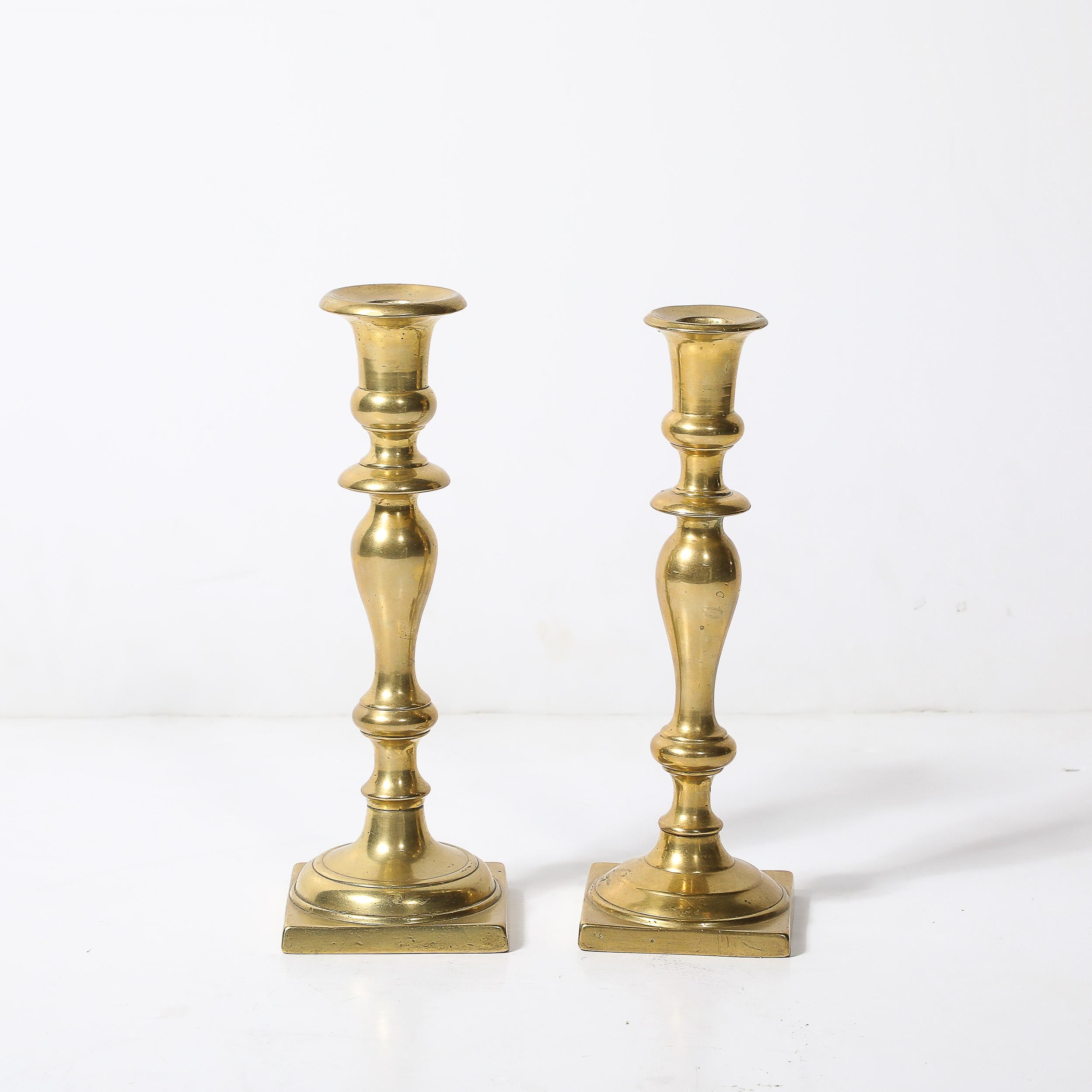 Americano Coppia di portacandele neoclassici in ottone a forma di balaustra con base quadrata in vendita