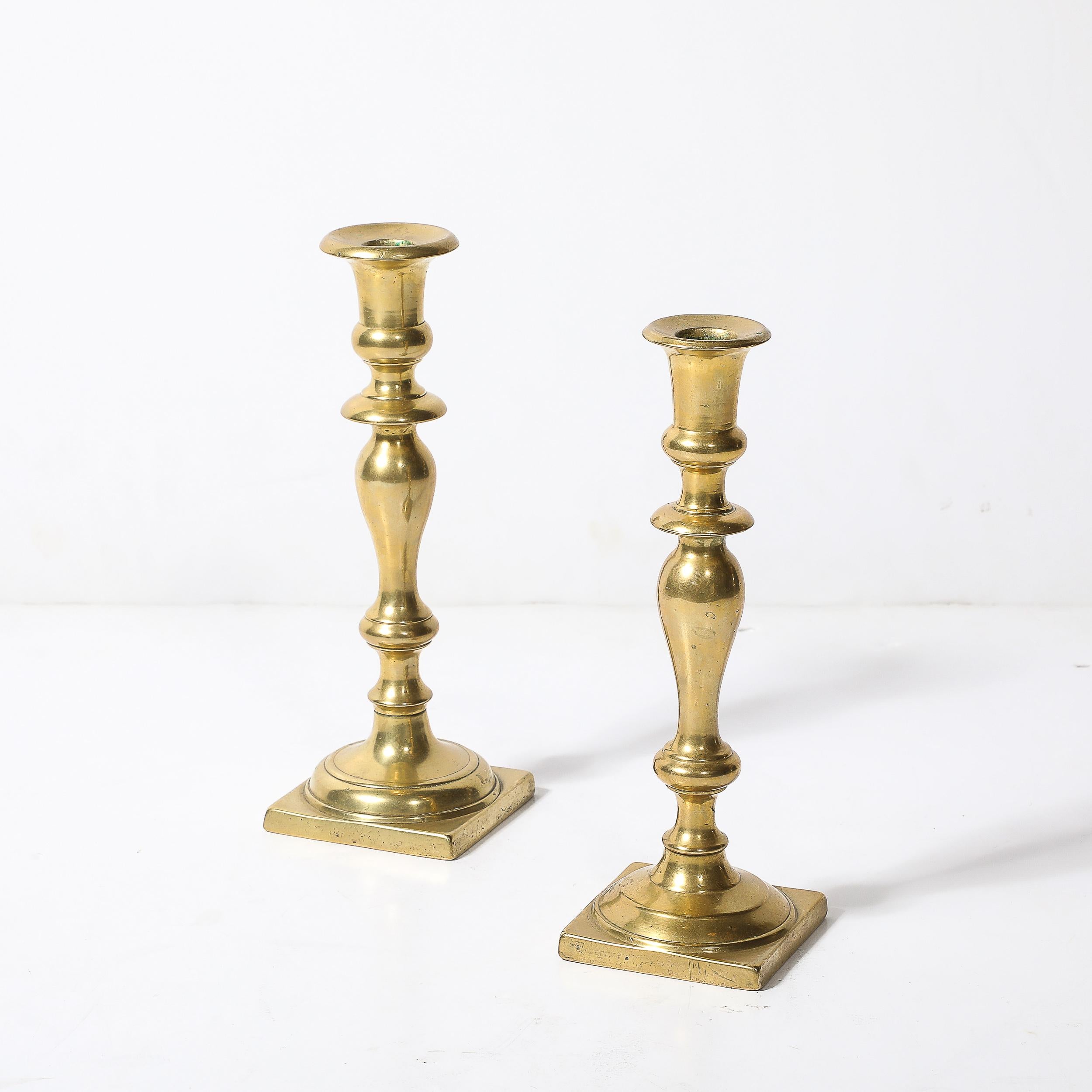 Coppia di portacandele neoclassici in ottone a forma di balaustra con base quadrata In condizioni buone in vendita a New York, NY
