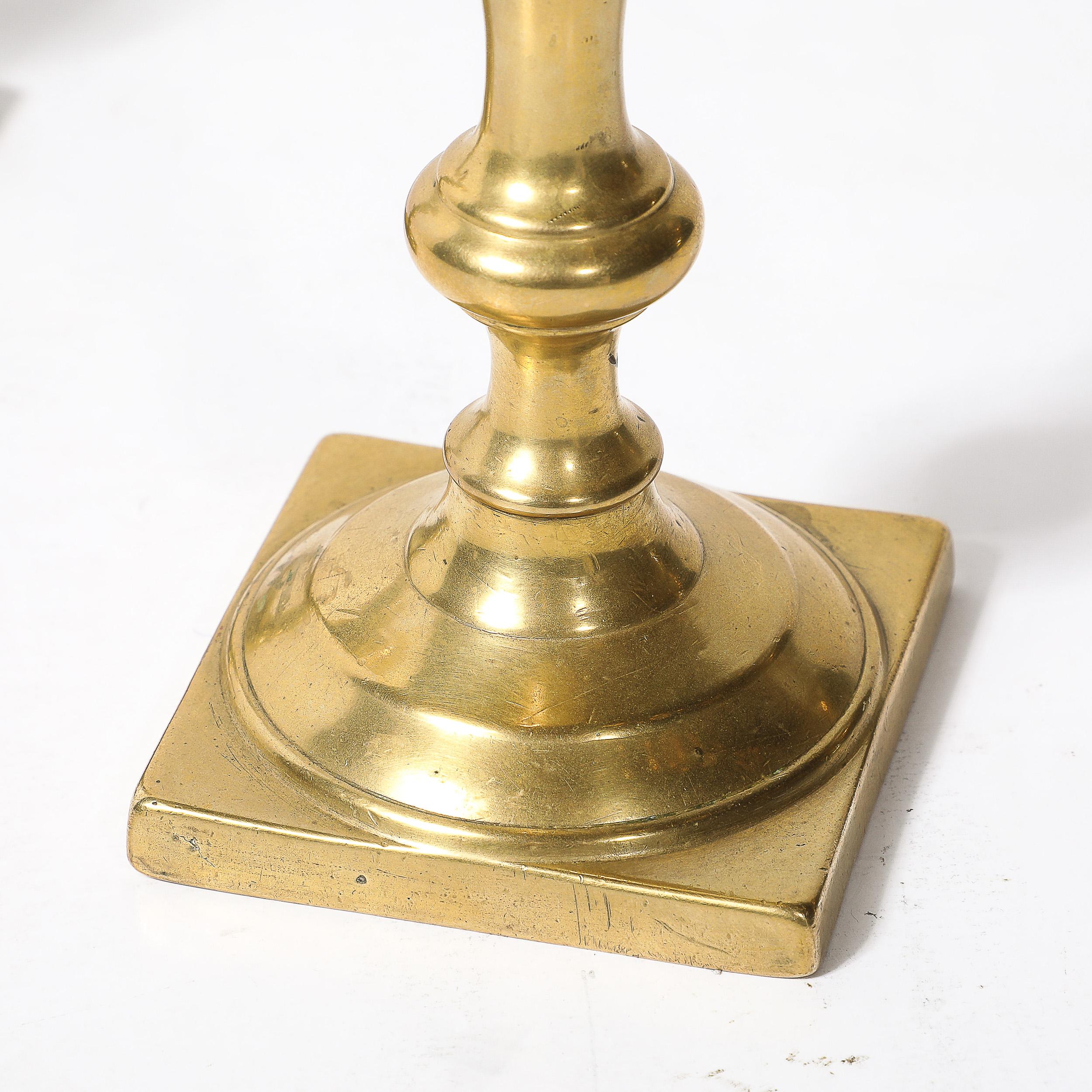 Inizio XX secolo Coppia di portacandele neoclassici in ottone a forma di balaustra con base quadrata in vendita