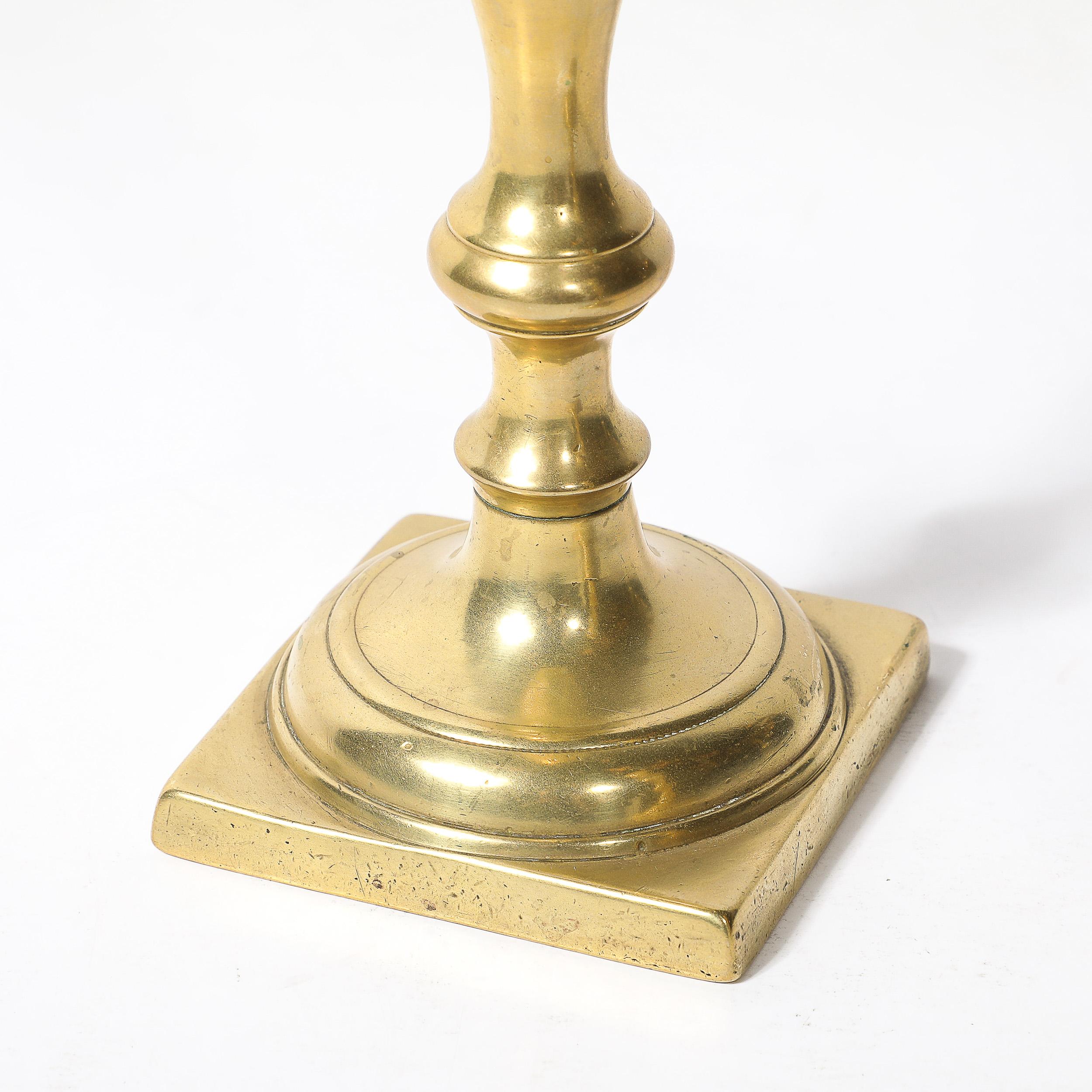 Ottone Coppia di portacandele neoclassici in ottone a forma di balaustra con base quadrata in vendita