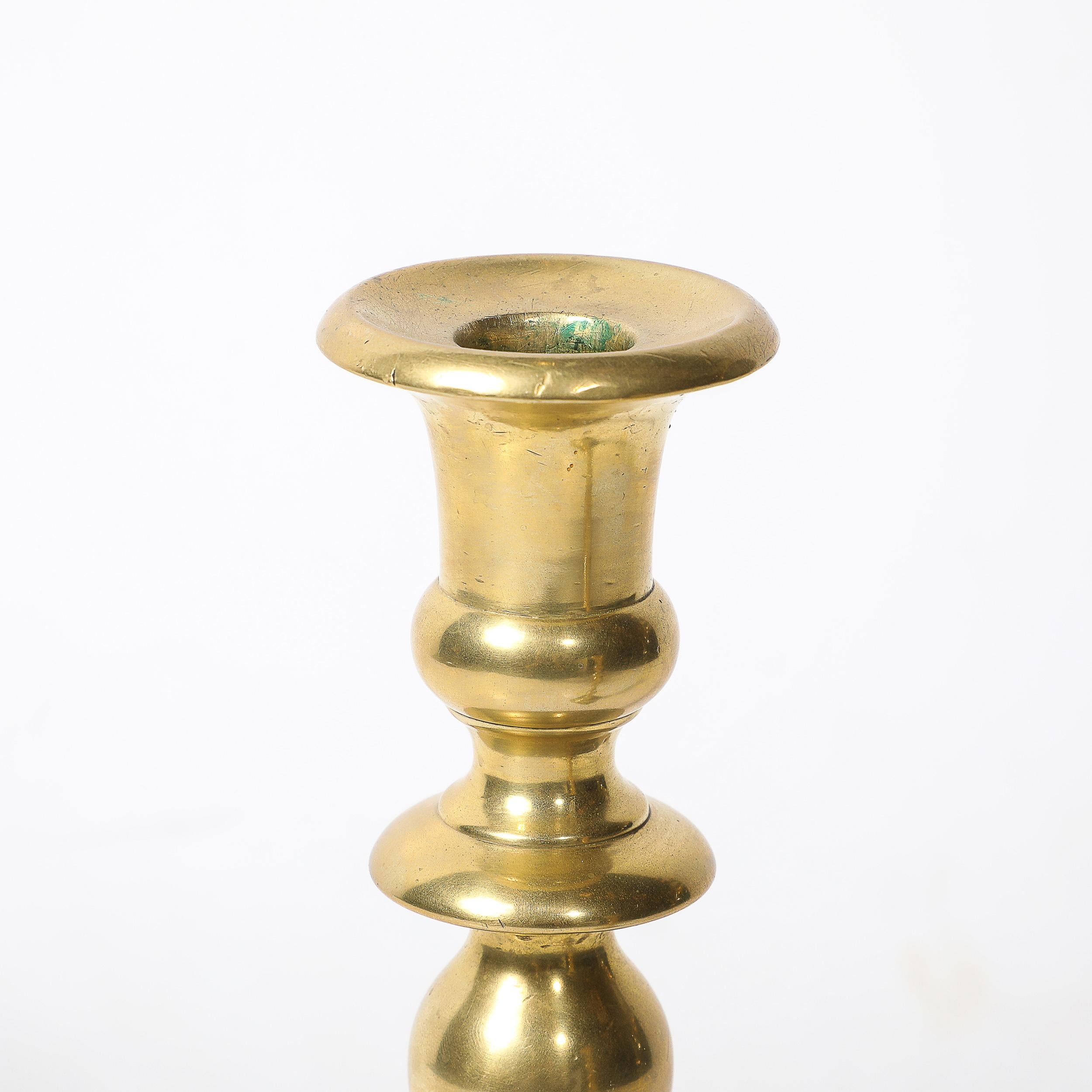 Coppia di portacandele neoclassici in ottone a forma di balaustra con base quadrata in vendita 1