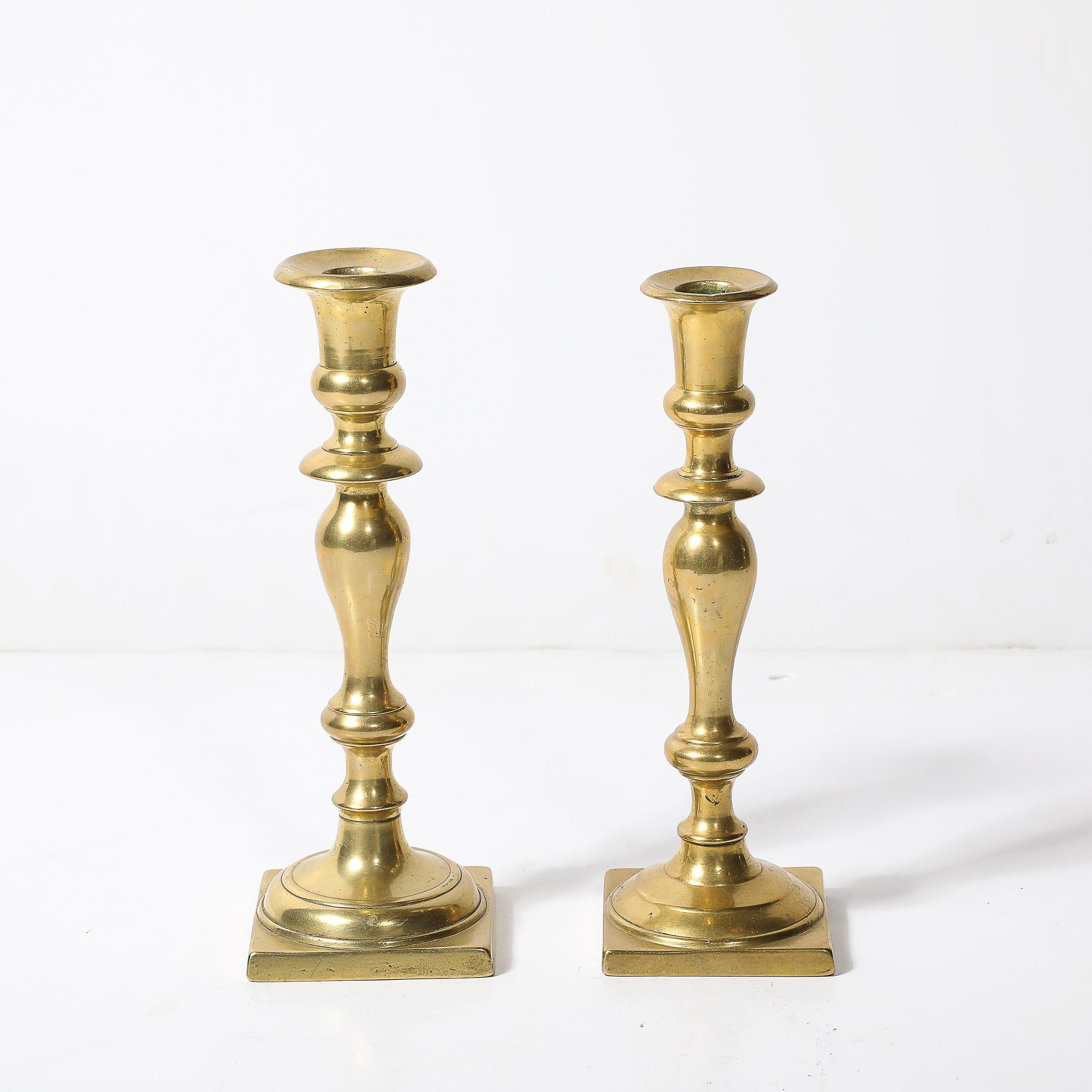 Coppia di portacandele neoclassici in ottone a forma di balaustra con base quadrata in vendita 2