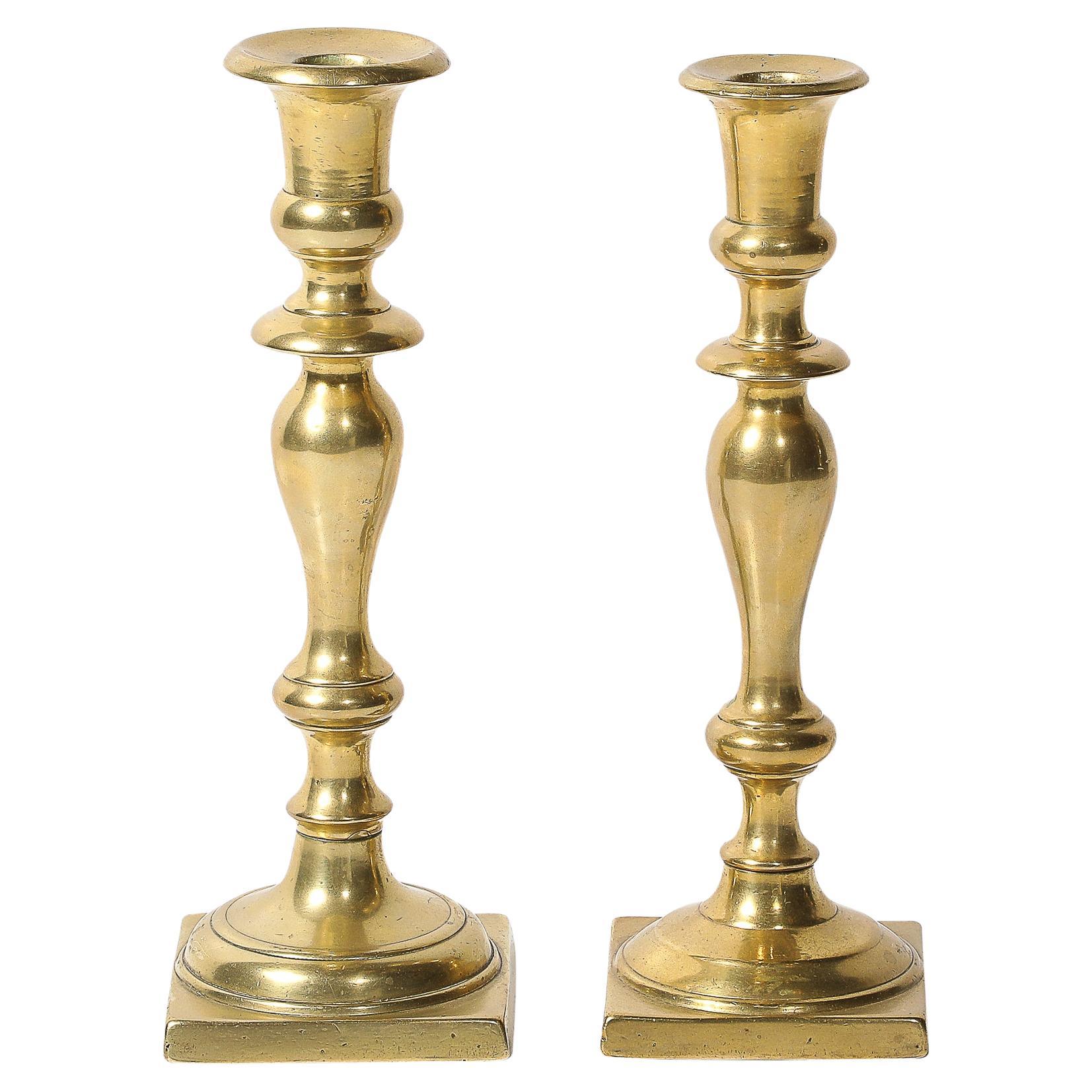 Coppia di portacandele neoclassici in ottone a forma di balaustra con base quadrata in vendita