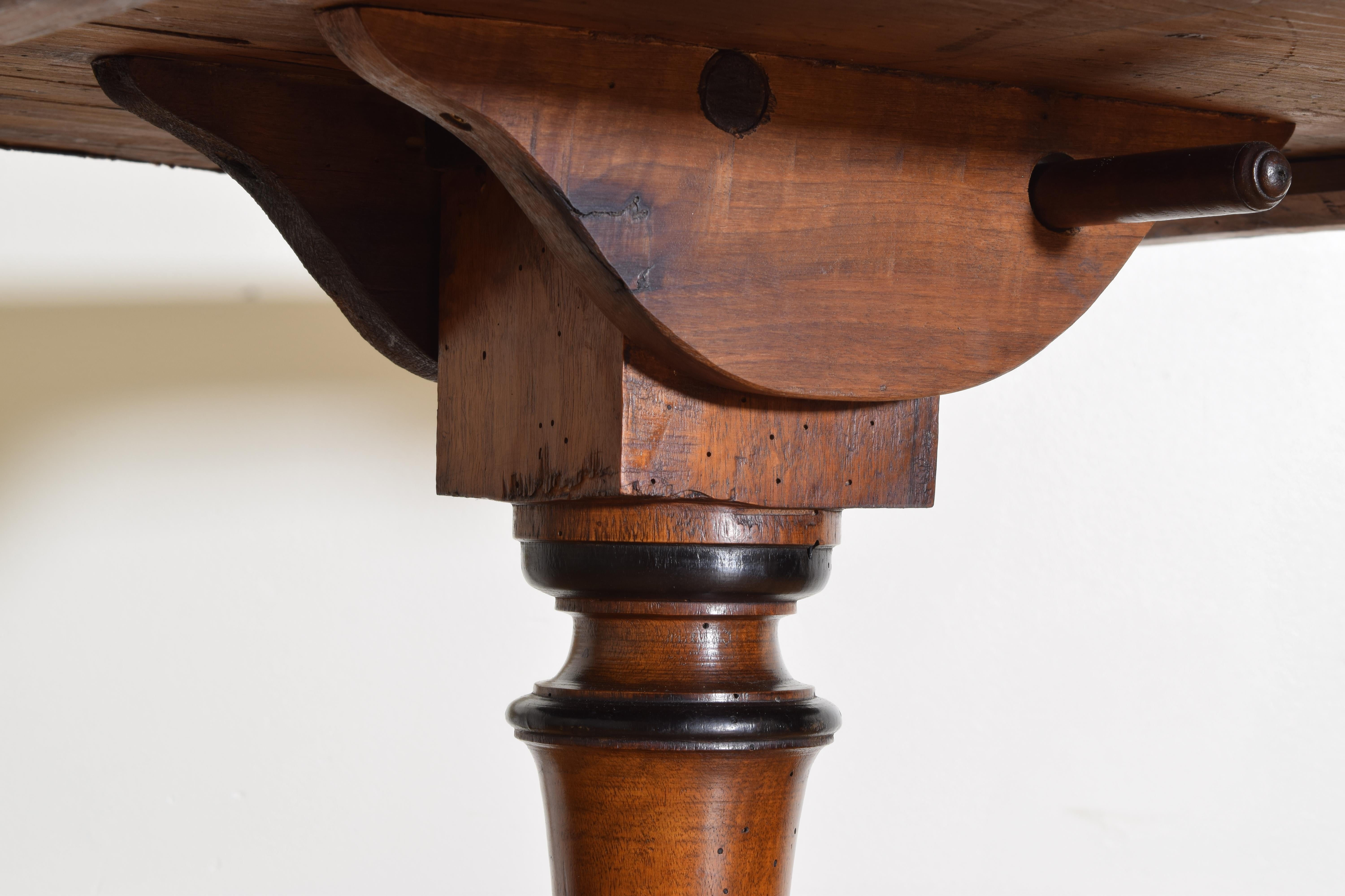 Fast identisches Paar norditalienische LXIV-Tische aus Nussbaum und geprägtem Segeltuch mit Kachelplatte, 18cen im Angebot 6