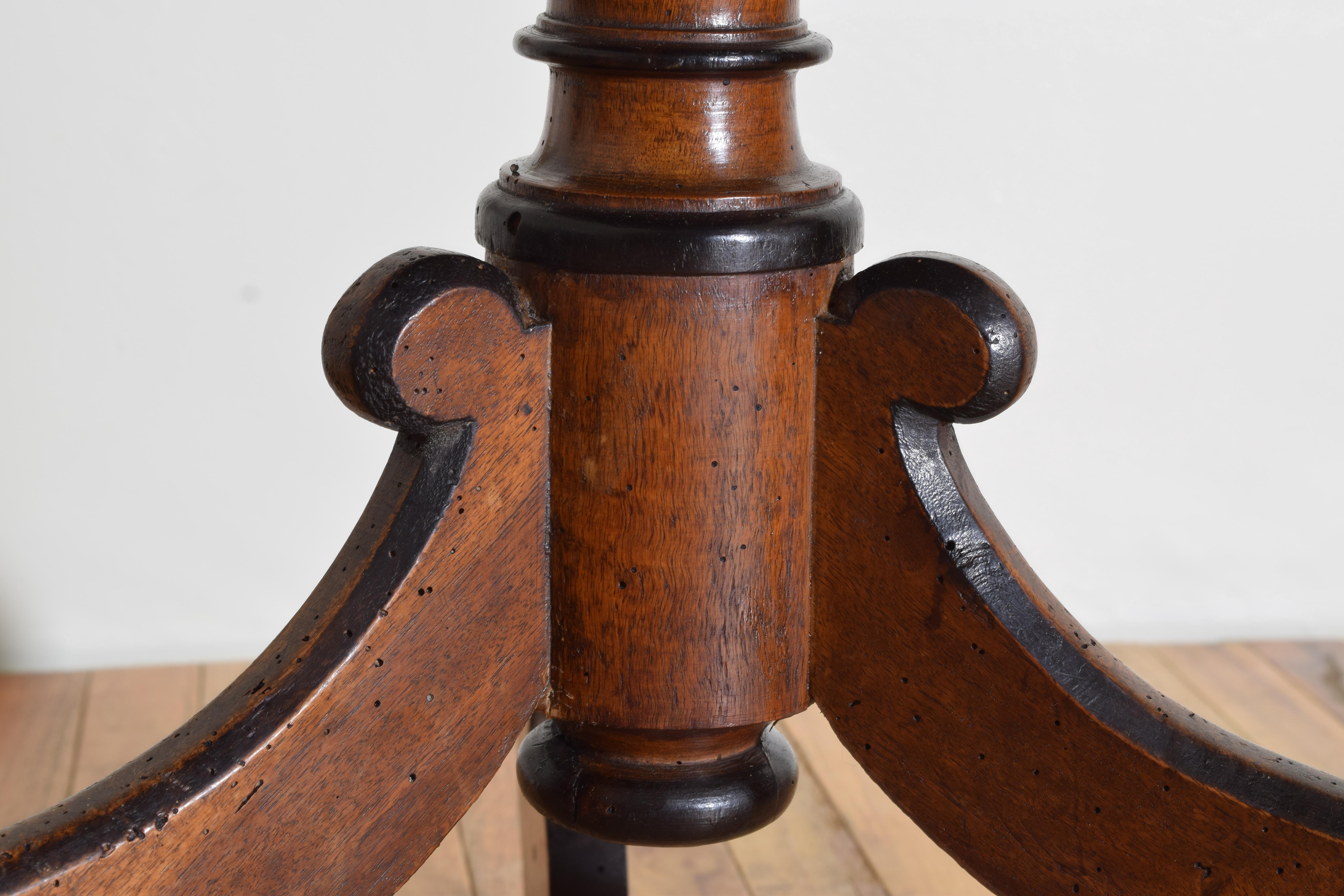 Fast identisches Paar norditalienische LXIV-Tische aus Nussbaum und geprägtem Segeltuch mit Kachelplatte, 18cen im Angebot 7