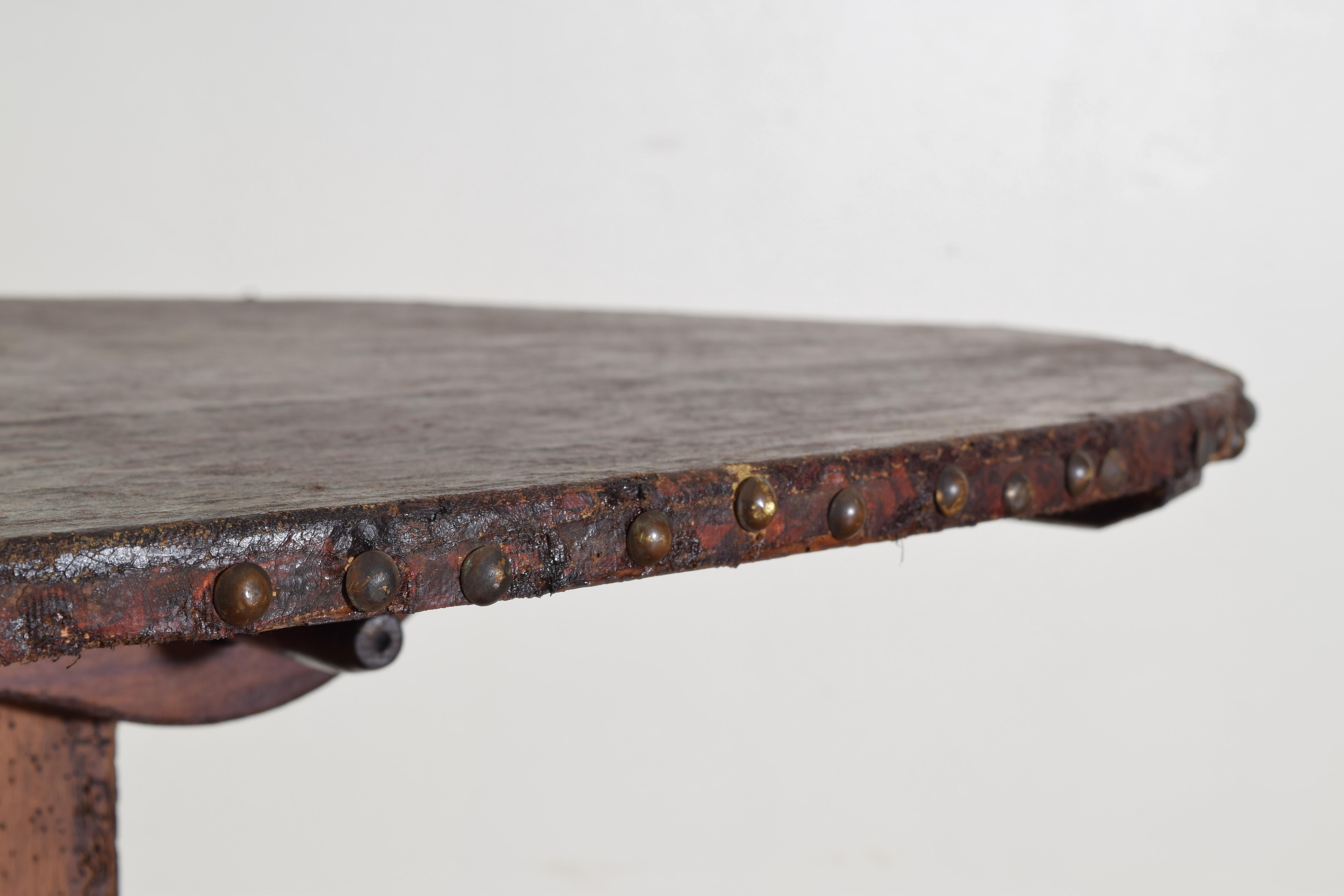 Fast identisches Paar norditalienische LXIV-Tische aus Nussbaum und geprägtem Segeltuch mit Kachelplatte, 18cen im Angebot 10
