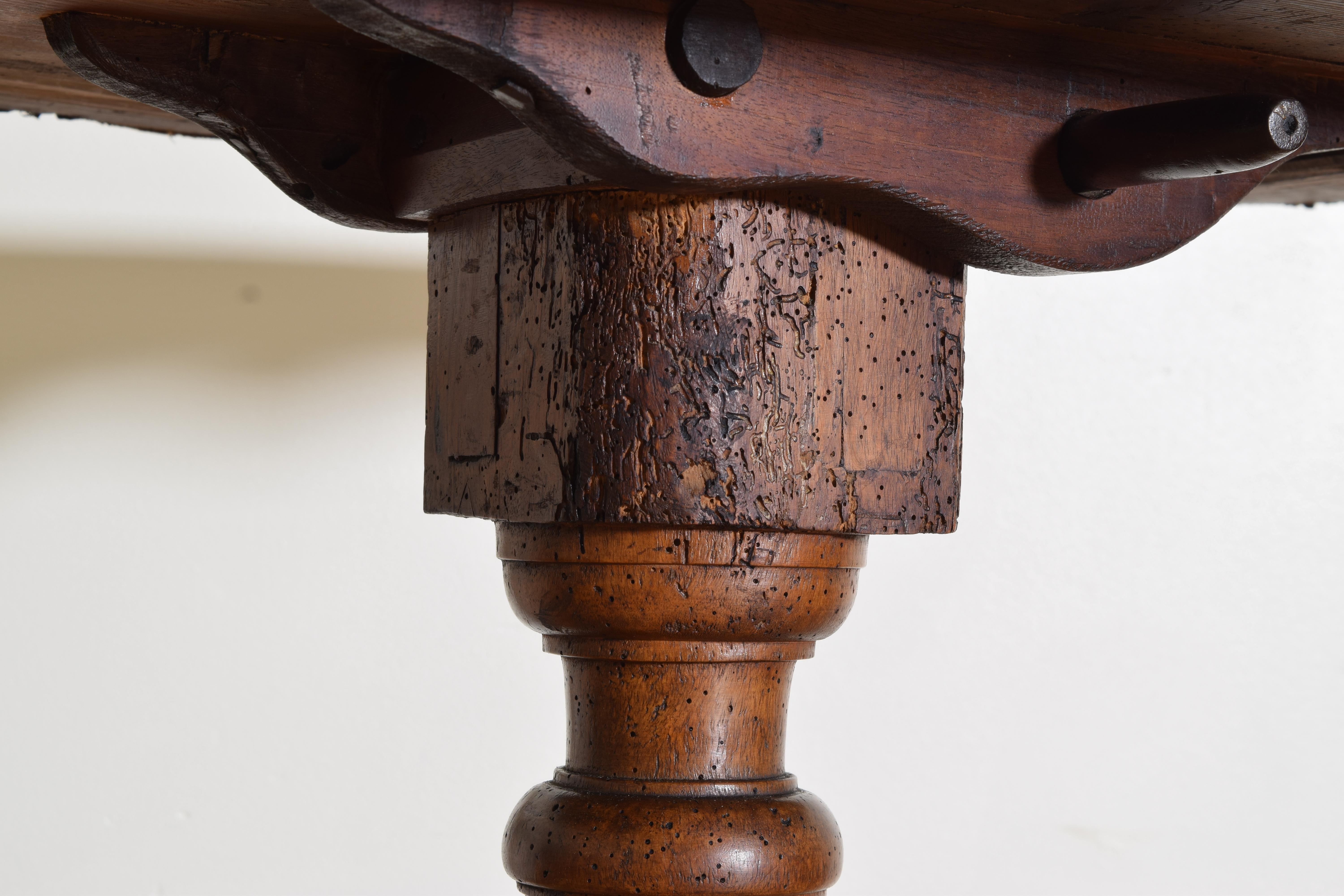 Fast identisches Paar norditalienische LXIV-Tische aus Nussbaum und geprägtem Segeltuch mit Kachelplatte, 18cen (Leder) im Angebot