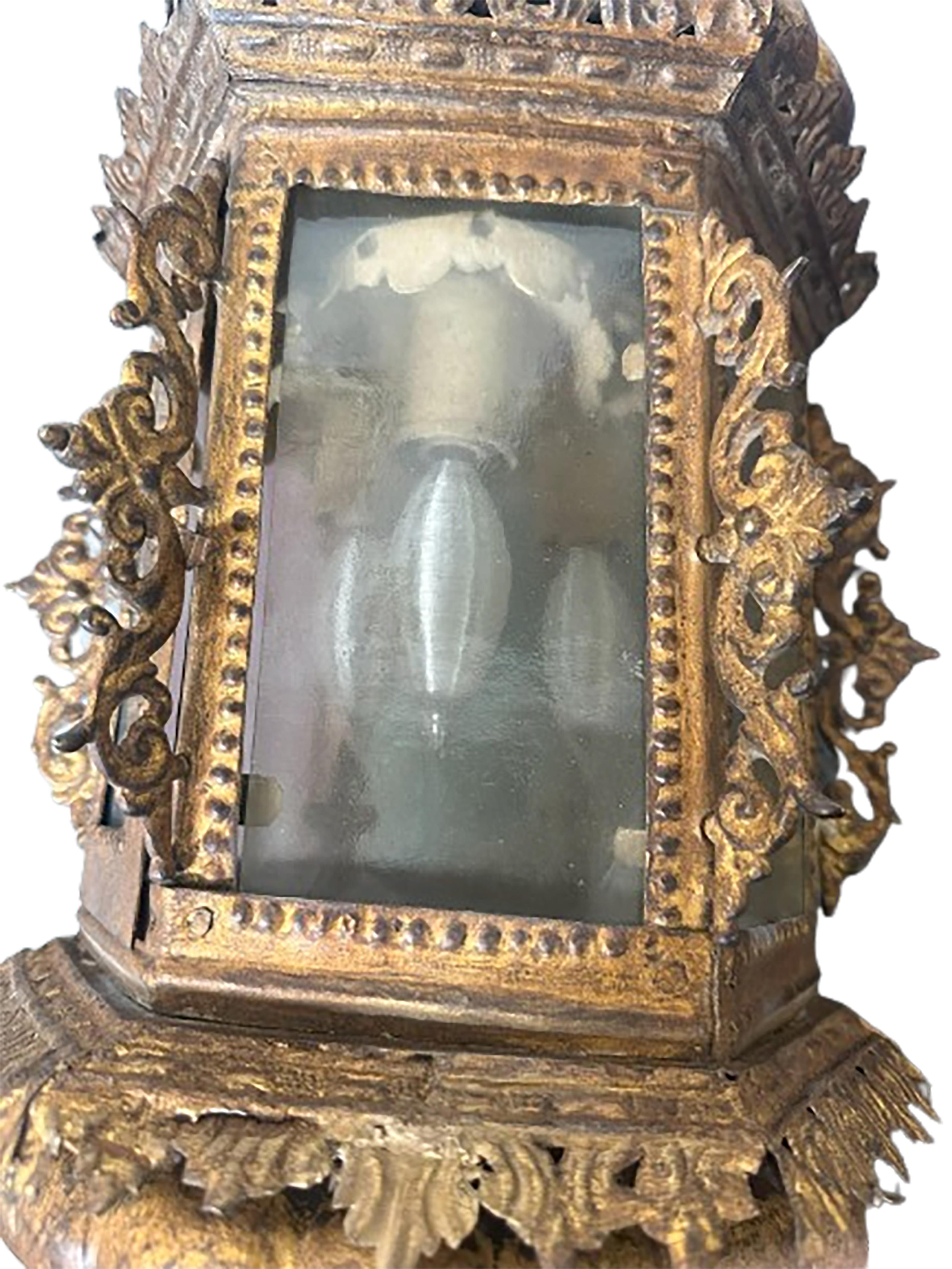 Près d'une paire d'appliques à lanterne en métal doré vénitien électrifié des XVIIe et XVIIIe siècles en vente 3