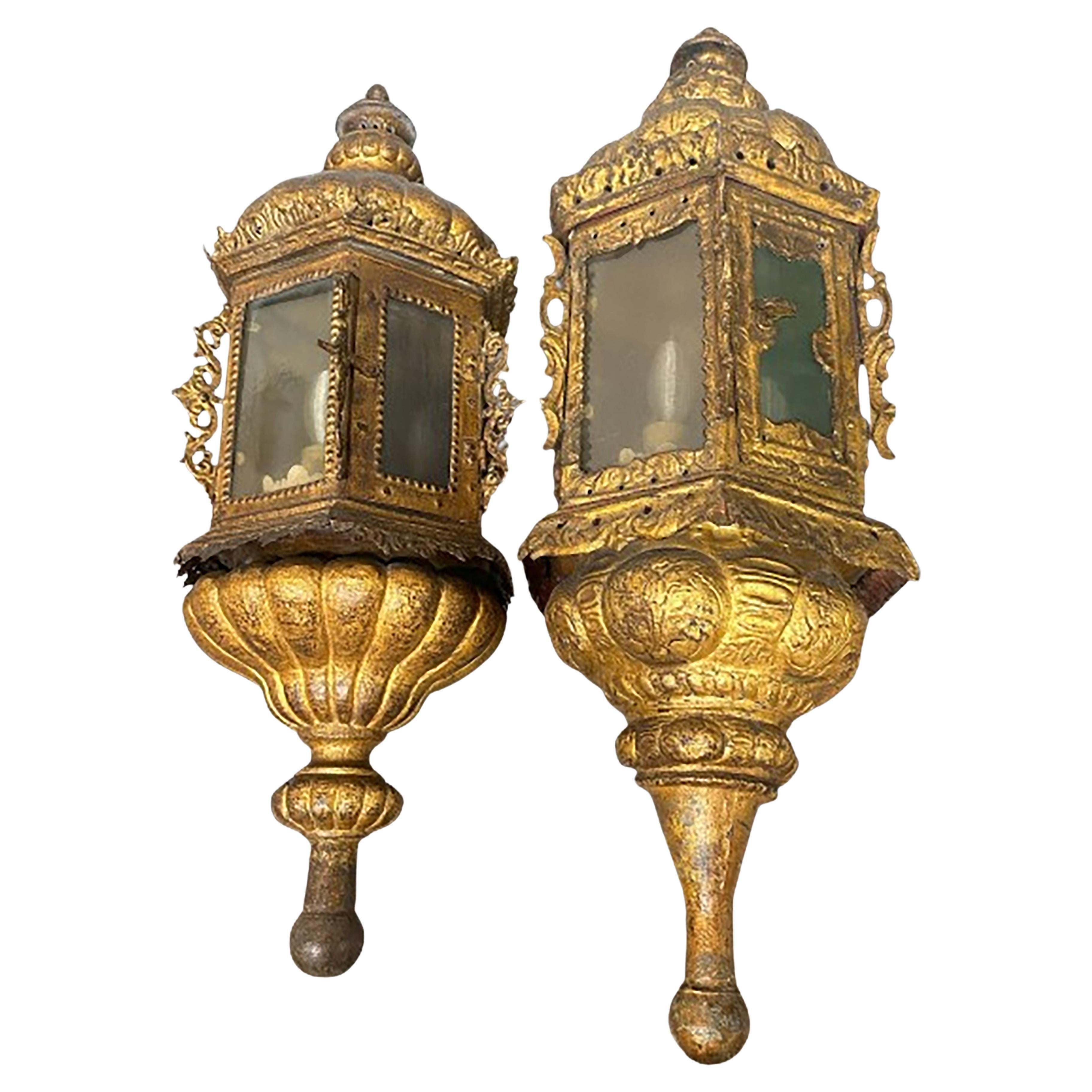 Près d'une paire d'appliques à lanterne en métal doré vénitien électrifié des XVIIe et XVIIIe siècles en vente