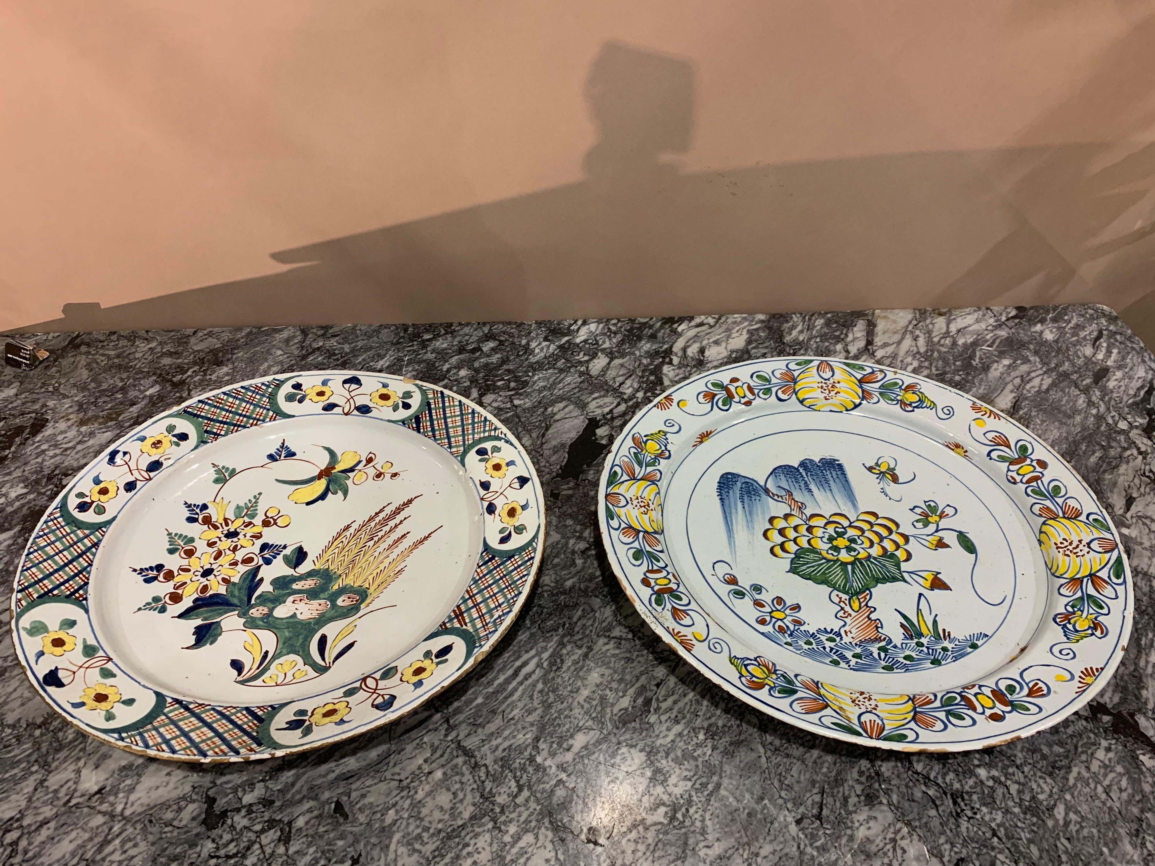 Near Pair of 18th Century English Polychrome Delft Chargers In Good Condition For Sale In Charleston, SC